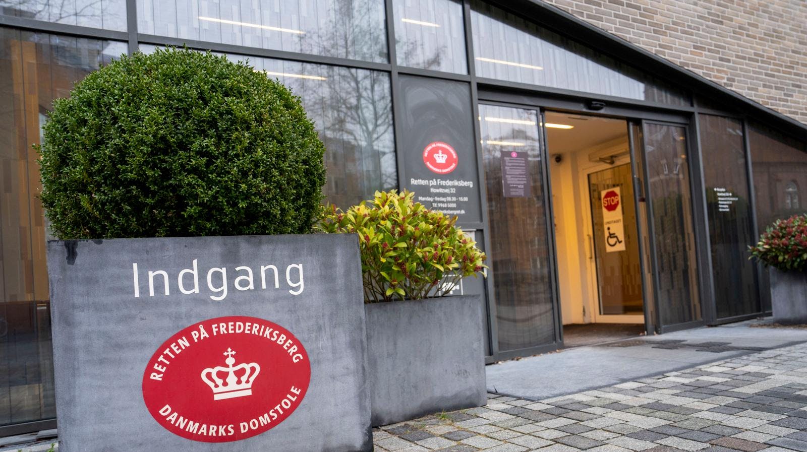 Sagen skal behandles ved Retten på Frederiksberg, hvor SE og HØR er til stede.