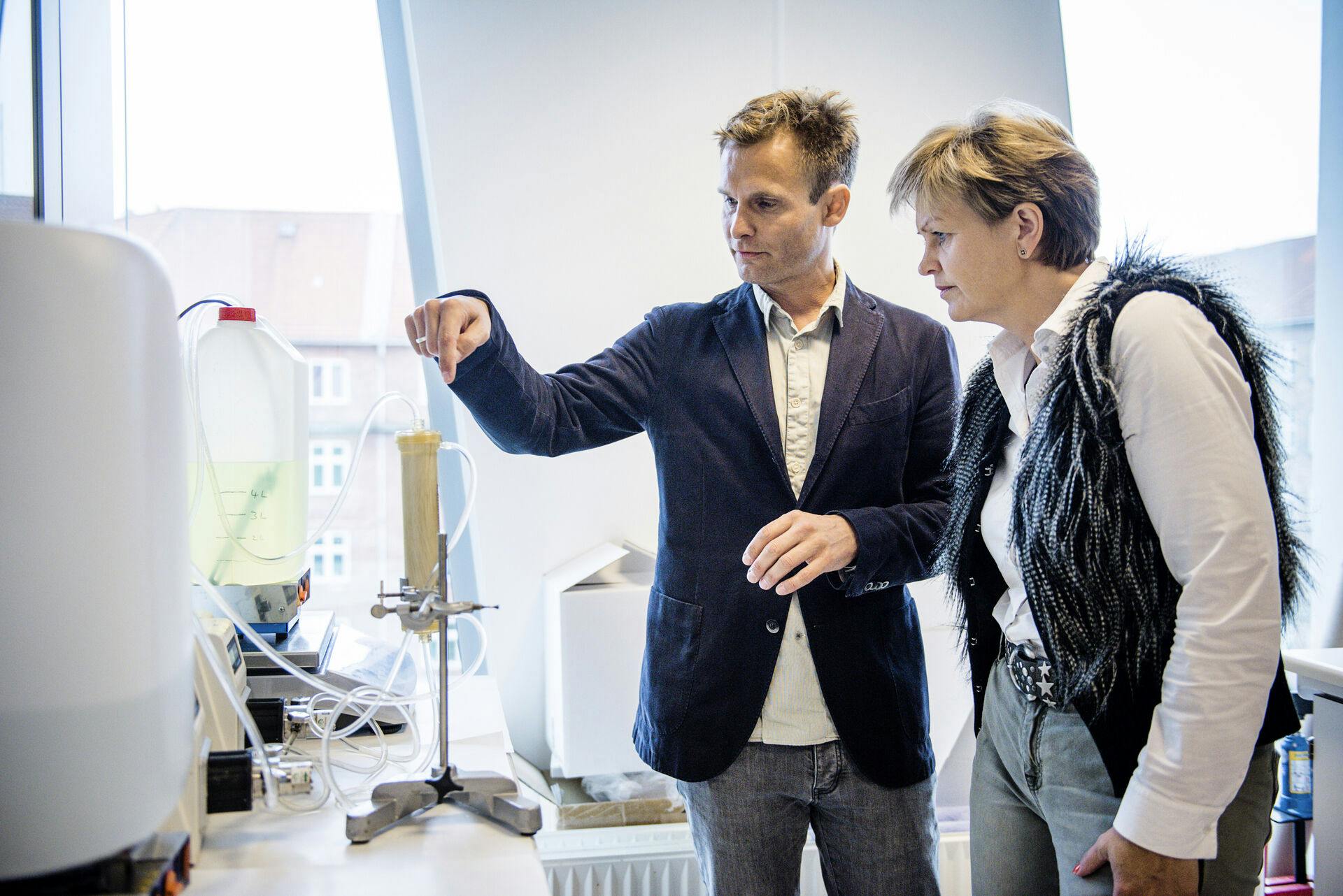 Tidligere Aquaporin-direktør Peter Holme Jensen viste i 2015 daværende Miljø- og fødevareminister Eva Kjer Hansen teknologien. 