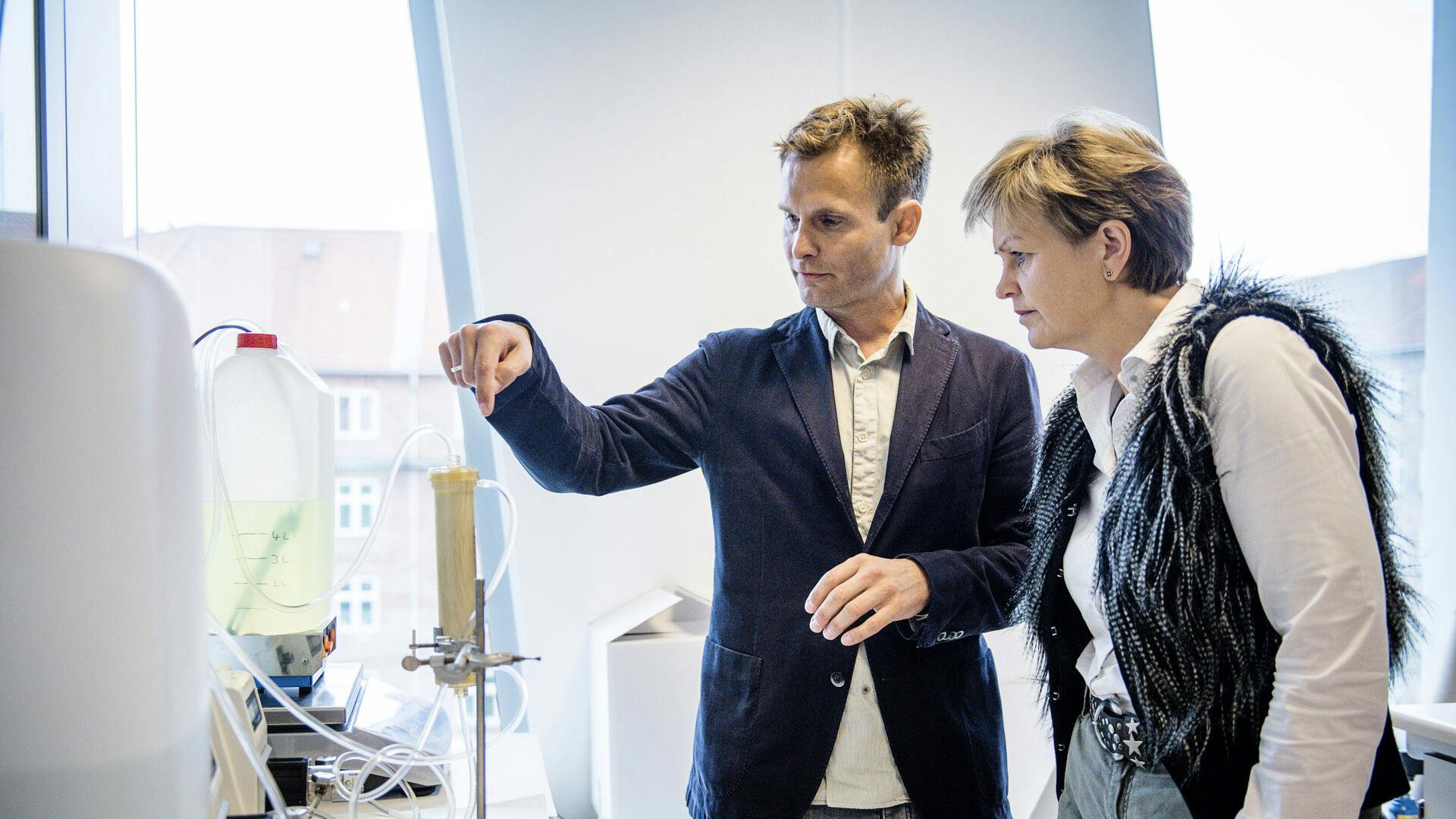 Tidligere Aquaporin-direktør Peter Holme Jensen viste i 2015 daværende Miljø- og fødevareminister Eva Kjer Hansen teknologien.