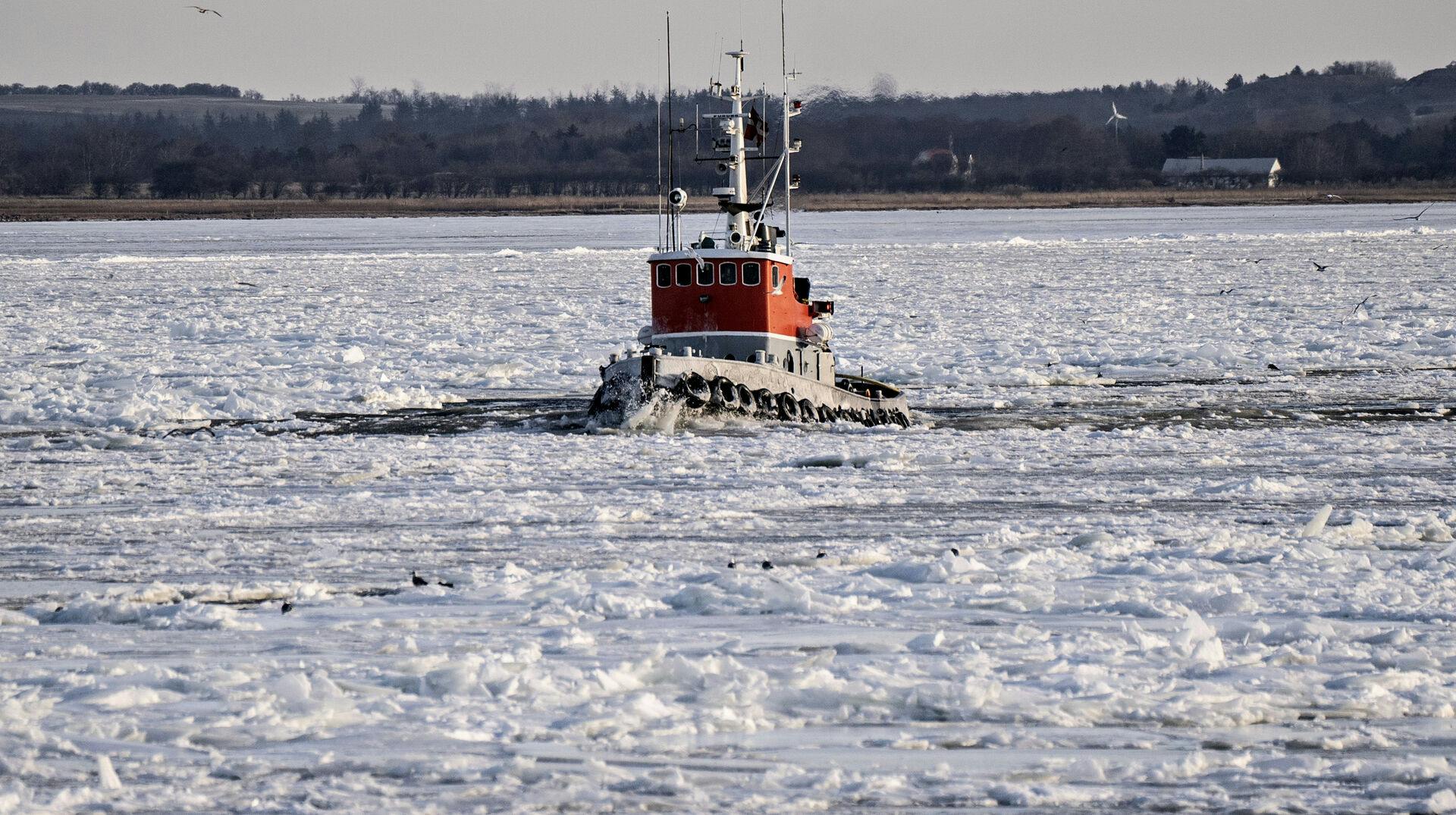 Isflagerne pakker sig tæt i de danske havne og gør det umuligt for mindre skibe at manøvrere.