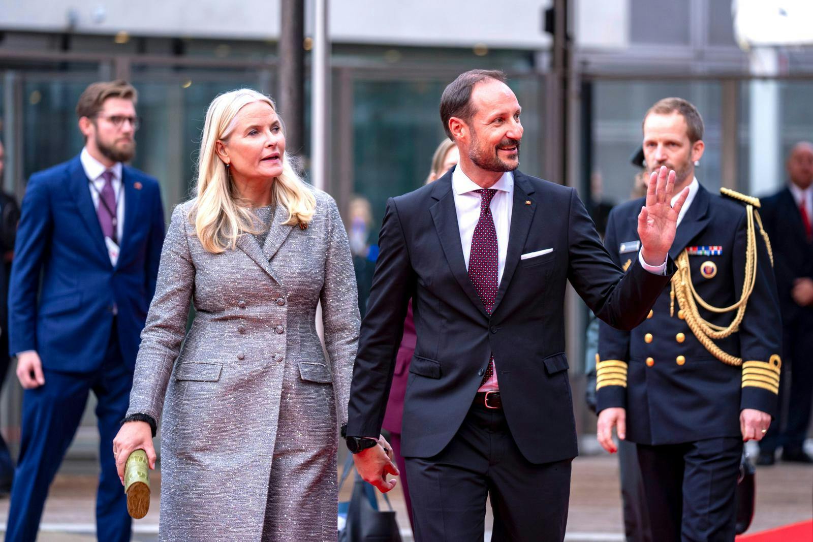 Mette-Marit står i sit livs krise - og det er endnu værre for det norske kongehus, der drukner i problemer med hendes gren af familien.