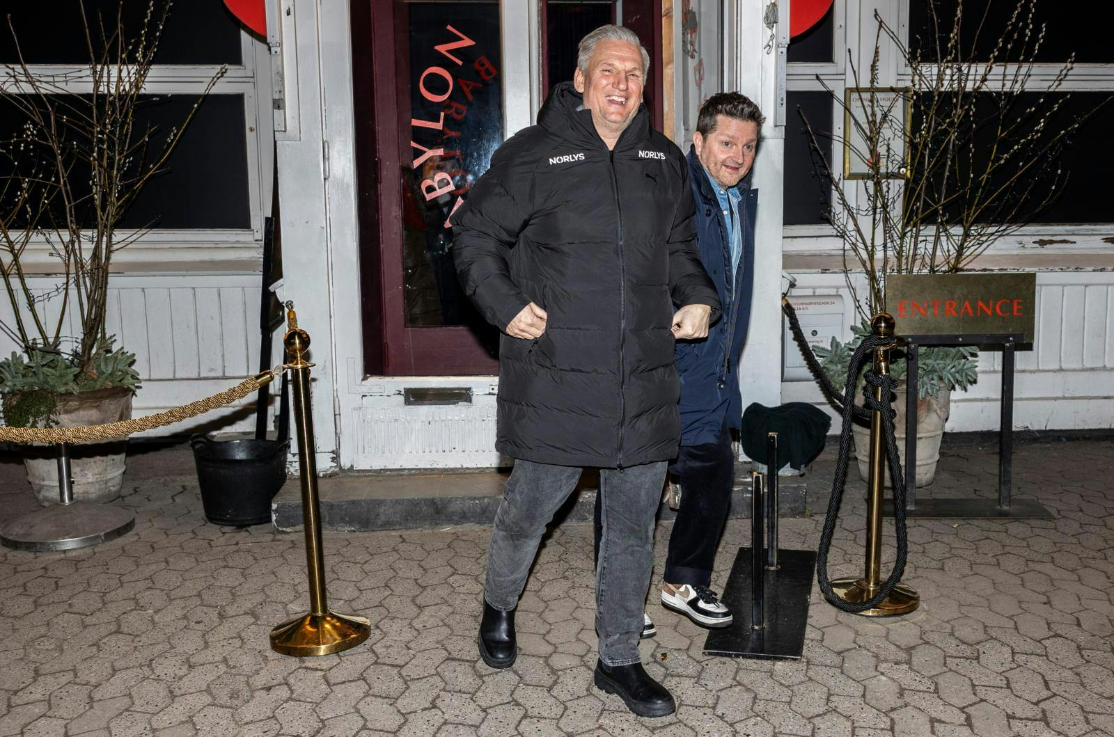 Nikolaj er en glad mand. Også for broderens succes i nattelivet - i aften skal landsholdet da også forbi et af hans store feststeder Sø.