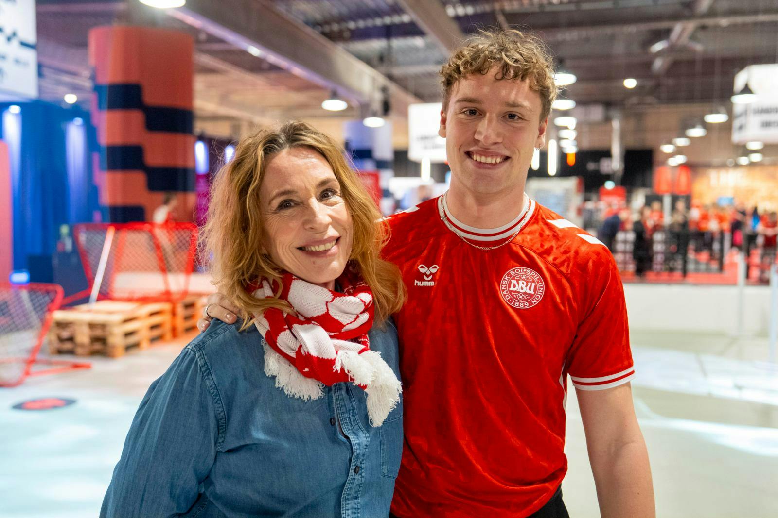 Skuespilleren var for nylig på plads i Boxen i Herning, hvor hun med sønnen overværede EM i håndbold.