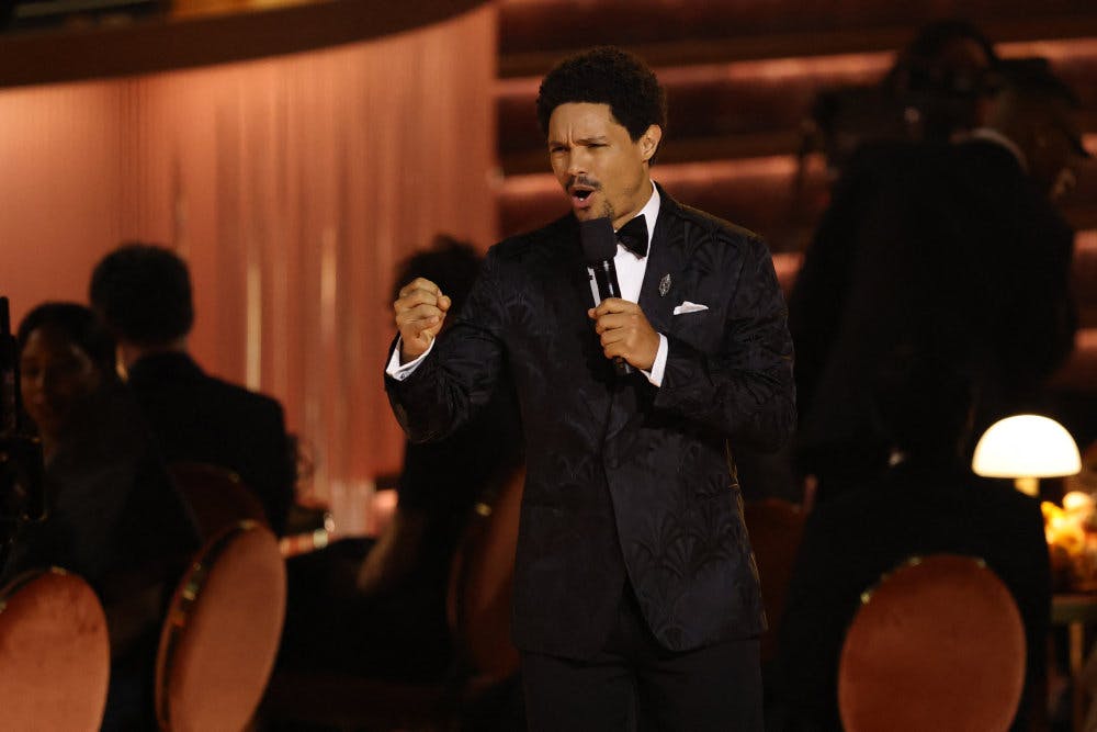 Grammy-værten Trevor Noah sendte natten til mandag stikpiller til USA's præsident, Donald Trump, og han nævnte også Grønland.&nbsp;