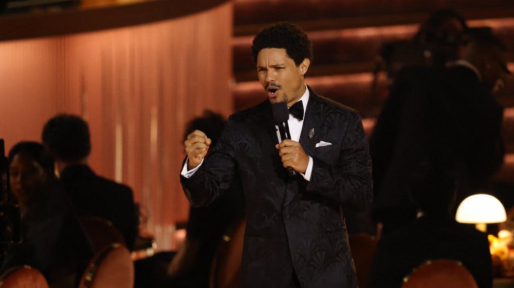 Grammy-værten Trevor Noah sendte natten til mandag stikpiller til USA's præsident, Donald Trump, og han nævnte også Grønland. 