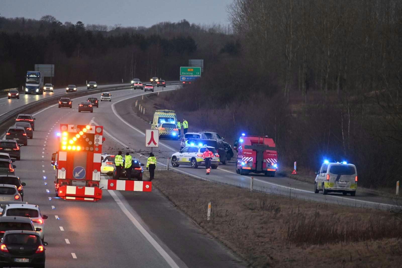 En person er kommet til skade efter et sammenstød mellem fire biler. Politiet har endnu ikke oplyst ofrets tilstand, mens oprydningsarbejdet står på.
