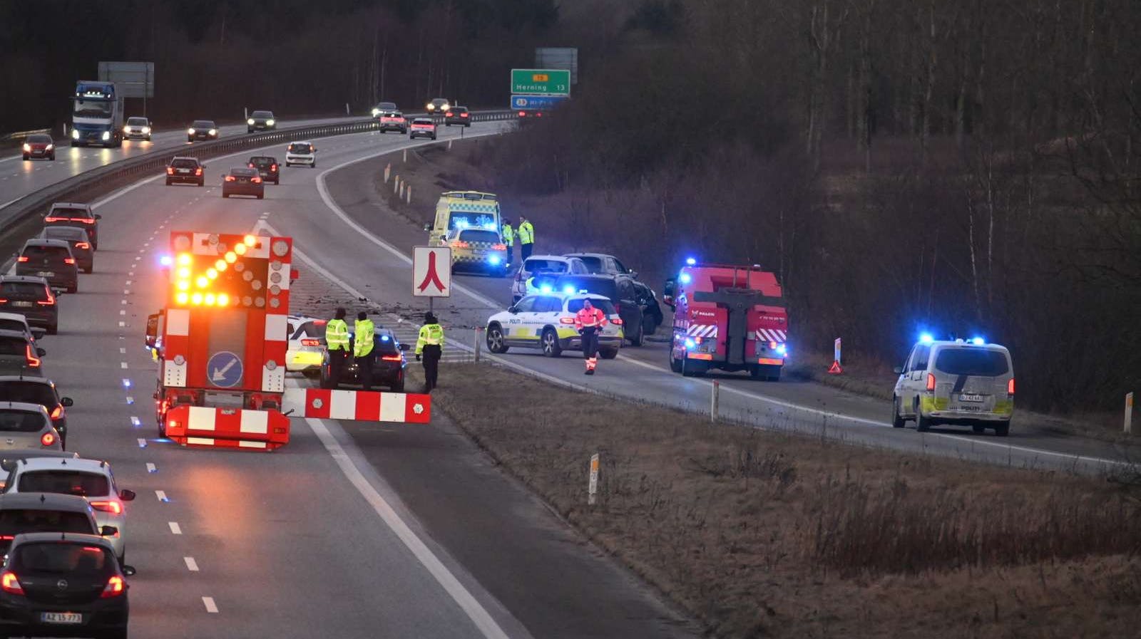 En person er kommet til skade efter et sammenstød mellem fire biler. Politiet har endnu ikke oplyst ofrets tilstand, mens oprydningsarbejdet står på.