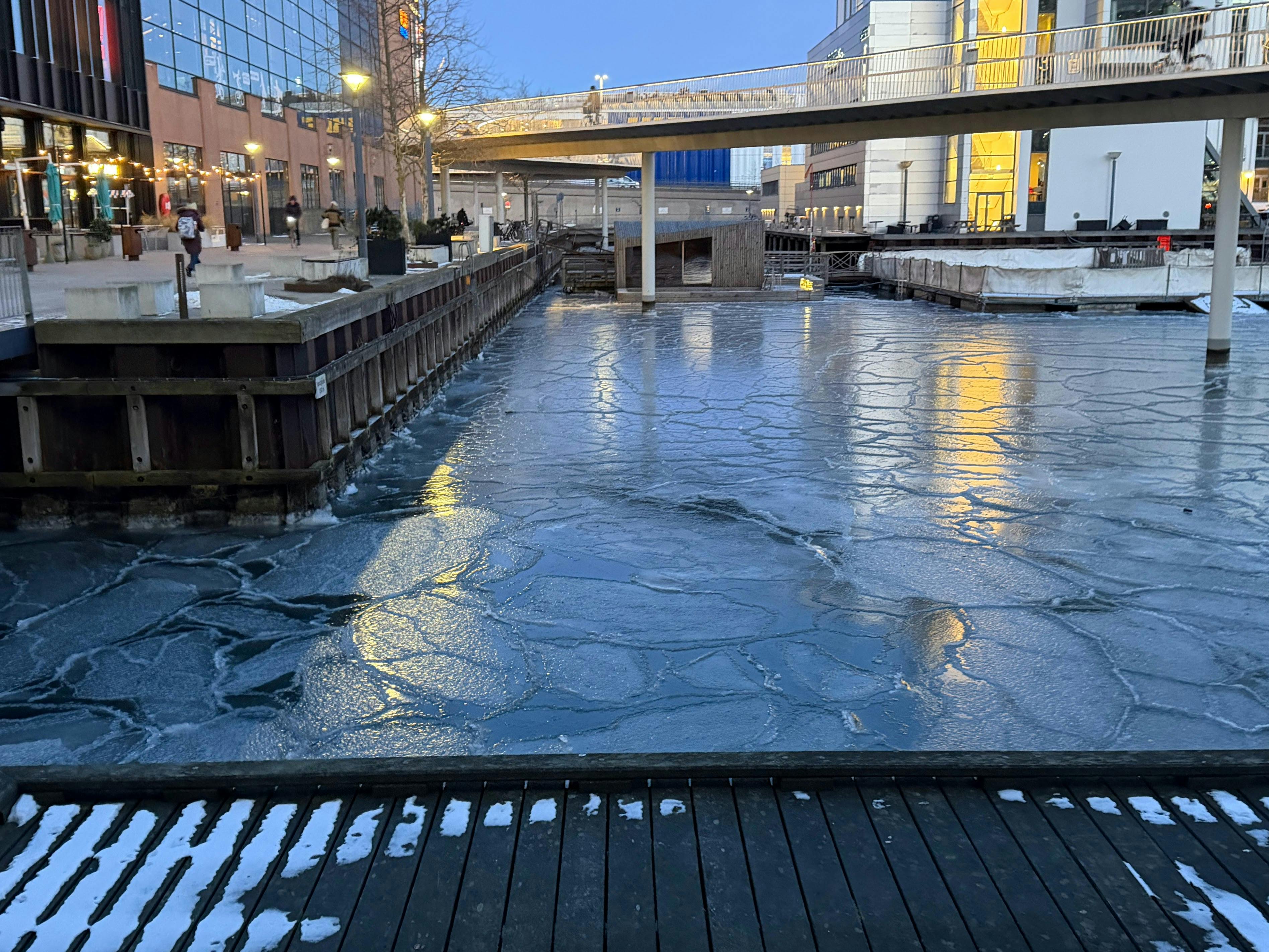 Sådan så det mandag morgen ud ved Fisketorvet i København. Også andre steder i landet er vandet frosset til.