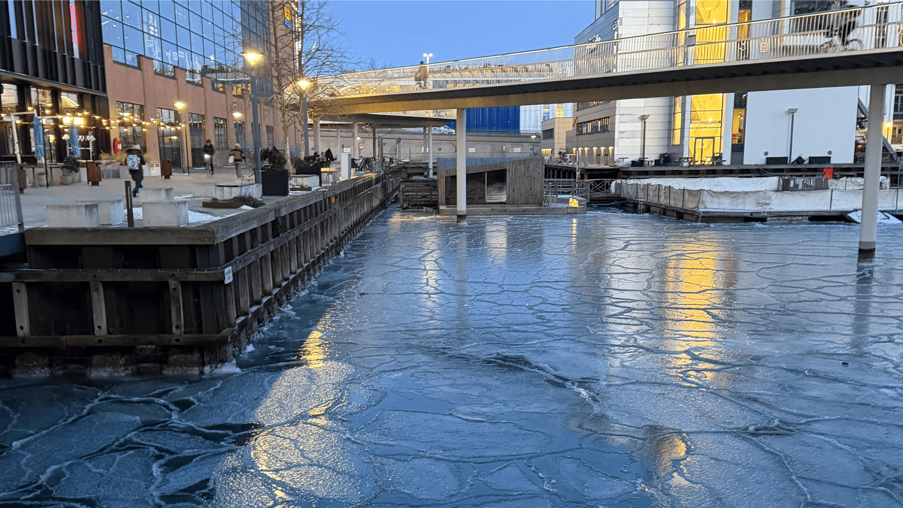 Sådan så det mandag morgen ud ved Fisketorvet i København. Også andre steder i landet er vandet frosset til.