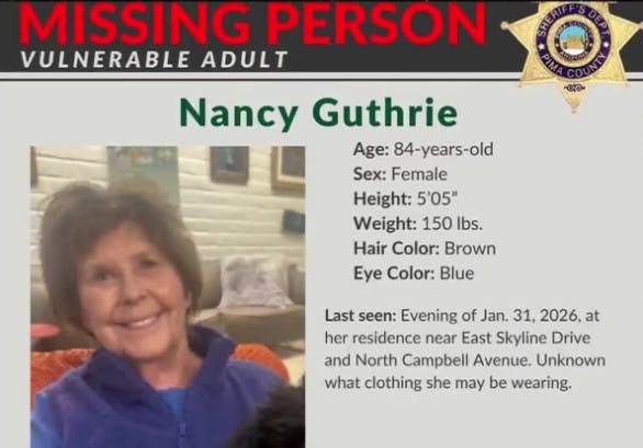 Den 84-årige kvinde har blå øjne og brunt hår, lyder det i efterlysningen.