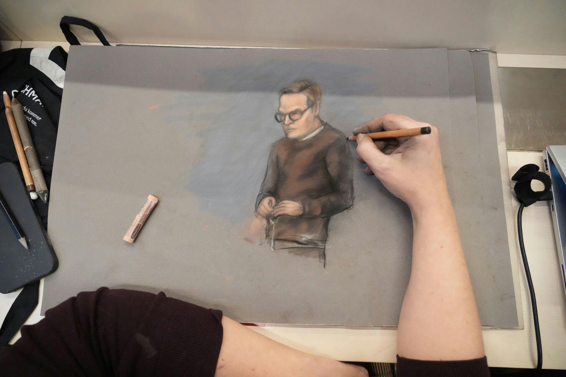 Det er forbudt at tage billeder af Marius i retten. Men man må godt tegne ham. Sådan ser en af tegningerne fra dagens retsmøde ud: