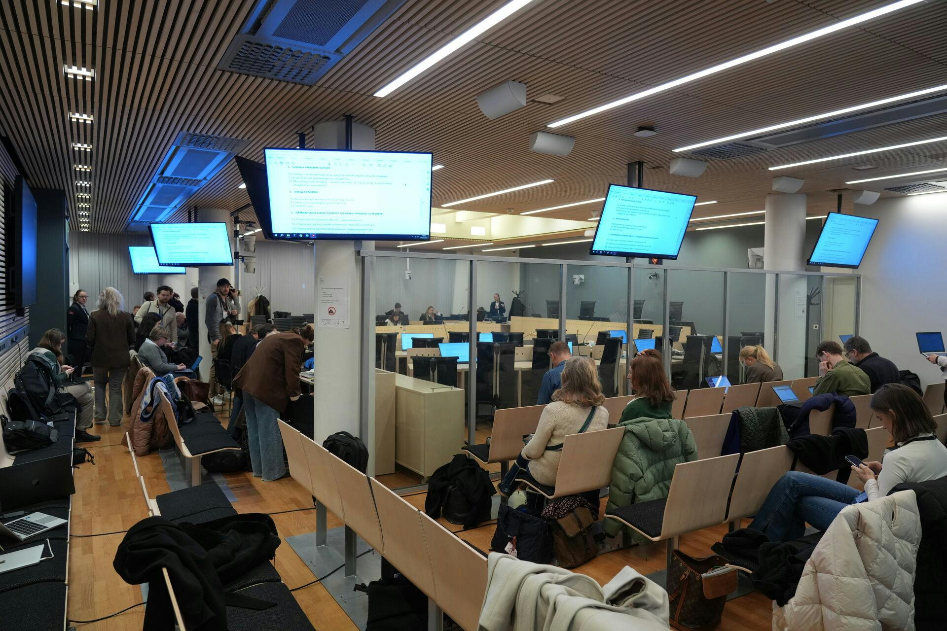 Det er i lokalet her, at sagen foregår. Det er forbudt at tage billeder af Marius og de mange vidner.