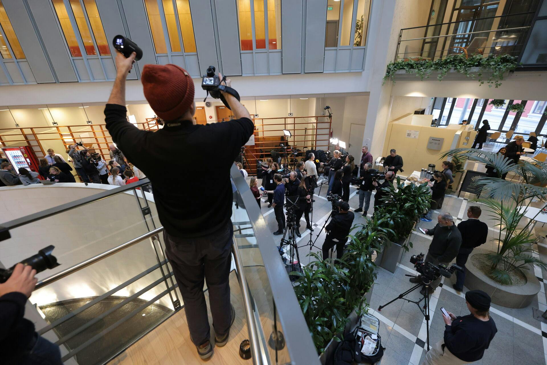 Tingretten har op mod retssagen fået tilmeldinger fra 200 journalister, hvoraf 130 er norske. Resten er fra udenlandske medier.