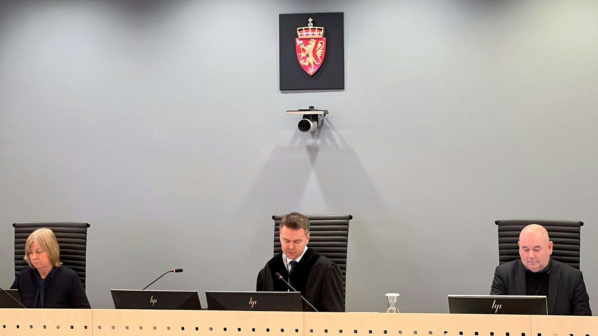 Her ses dommerne i sagen.