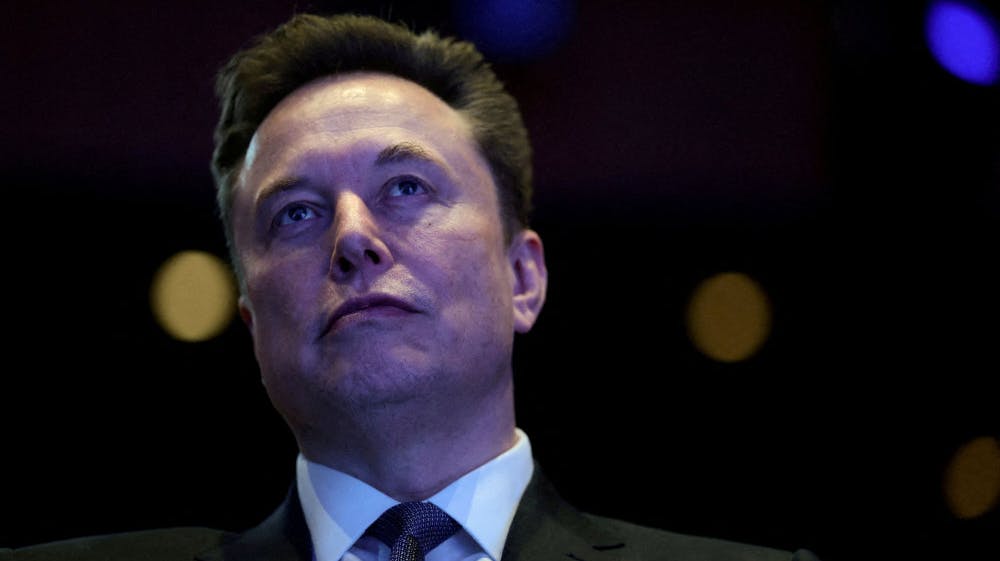 Elon Musk ejer det sociale medie X. Mediets franske kontorer er tirsdag blevet ransaget som en del af en efterforskning. Musk kalder ransagningen for et politisk angreb. (Arkivfoto). 