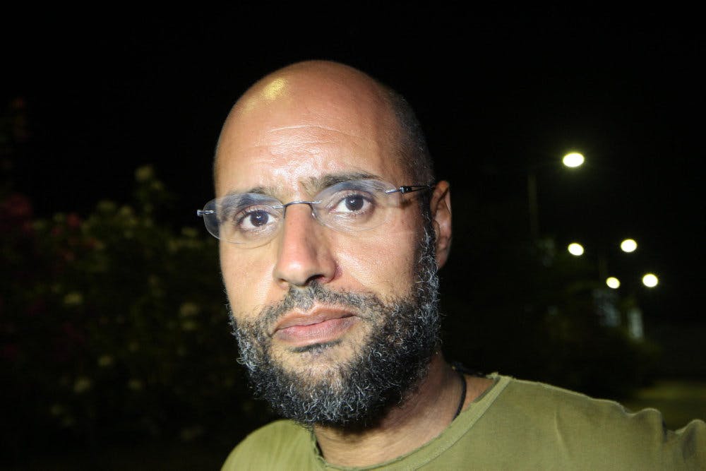 Saif al-Islam blev fotograferet foran sin fars Muammar Gaddafis bolig i 2011. Hans advokat fortæller tirsdag, at han er blevet dræbt. (Arkivfoto). - Foto: Imed Lamloum/Ritzau Scanpix&nbsp;