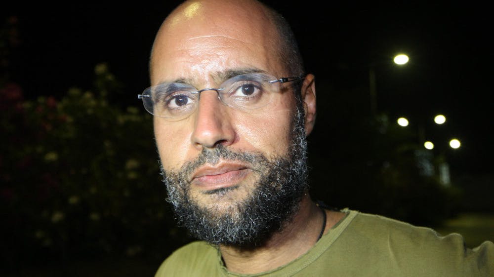 Saif al-Islam blev fotograferet foran sin fars Muammar Gaddafis bolig i 2011. Hans advokat fortæller tirsdag, at han er blevet dræbt. (Arkivfoto). - Foto: Imed Lamloum/Ritzau Scanpix 