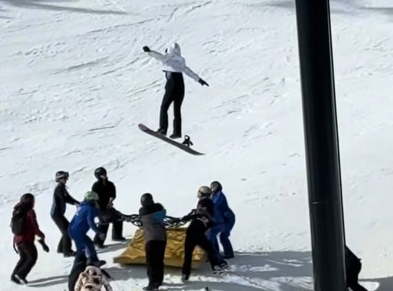 Flere stod klar til at redde pigen.