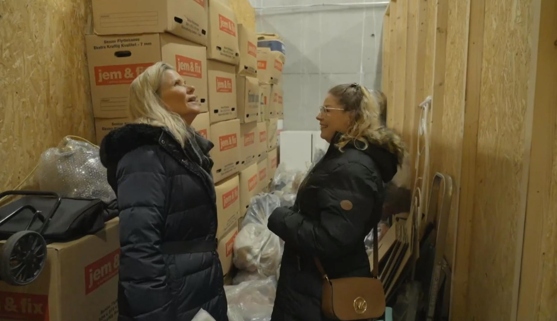 -Hvordan kan du have 13 kasser julepynt og ikke noget hjem, lyder det chokeret fra "Luksusfælden"-ekspert Mette Reismann, da hun besøger Tanja fra Randers i hendes depotrum.