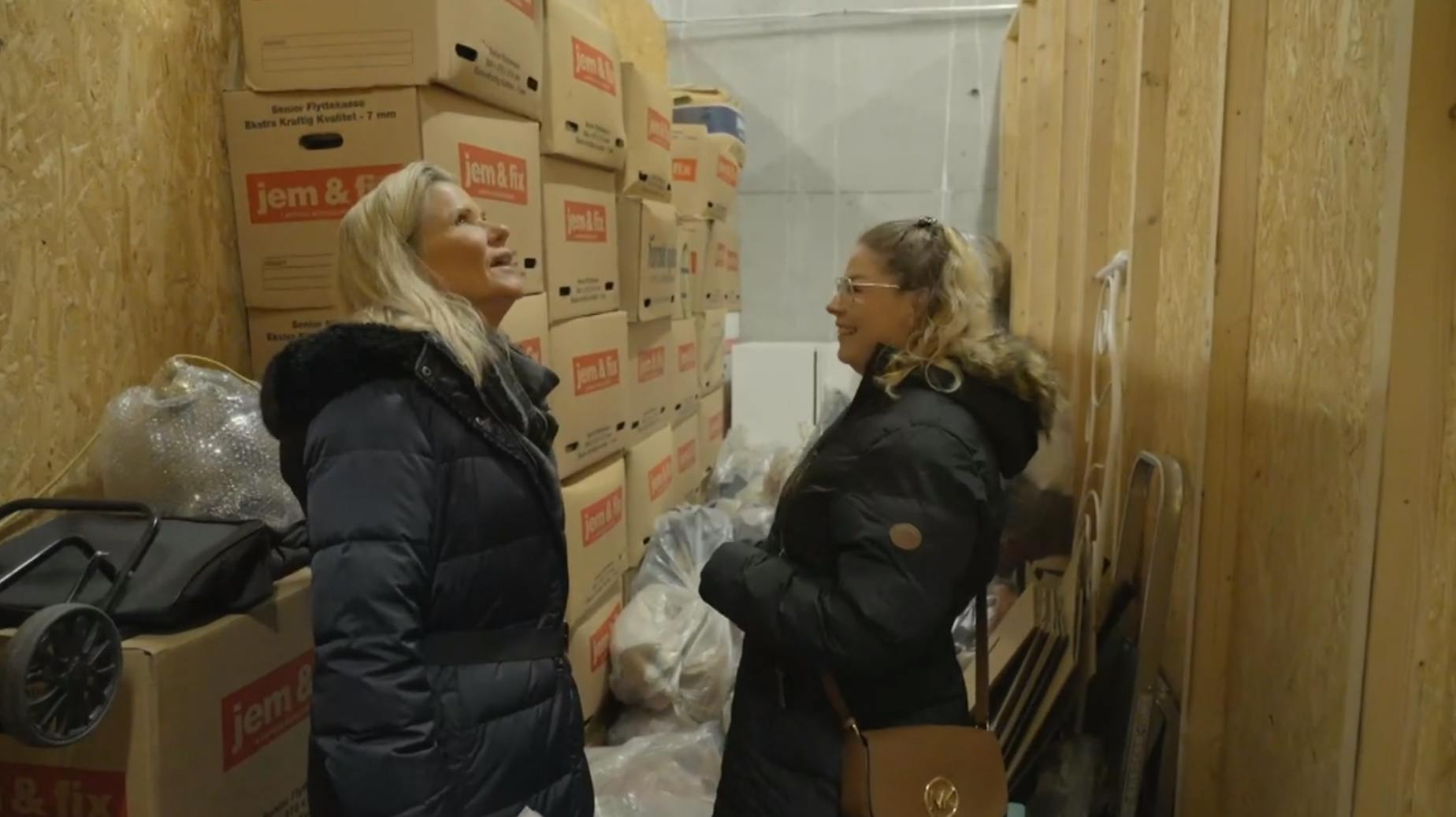 -Hvordan kan du have 13 kasser julepynt og ikke noget hjem, lyder det chokeret fra "Luksusfælden"-ekspert Mette Reismann, da hun besøger Tanja fra Randers i hendes depotrum.