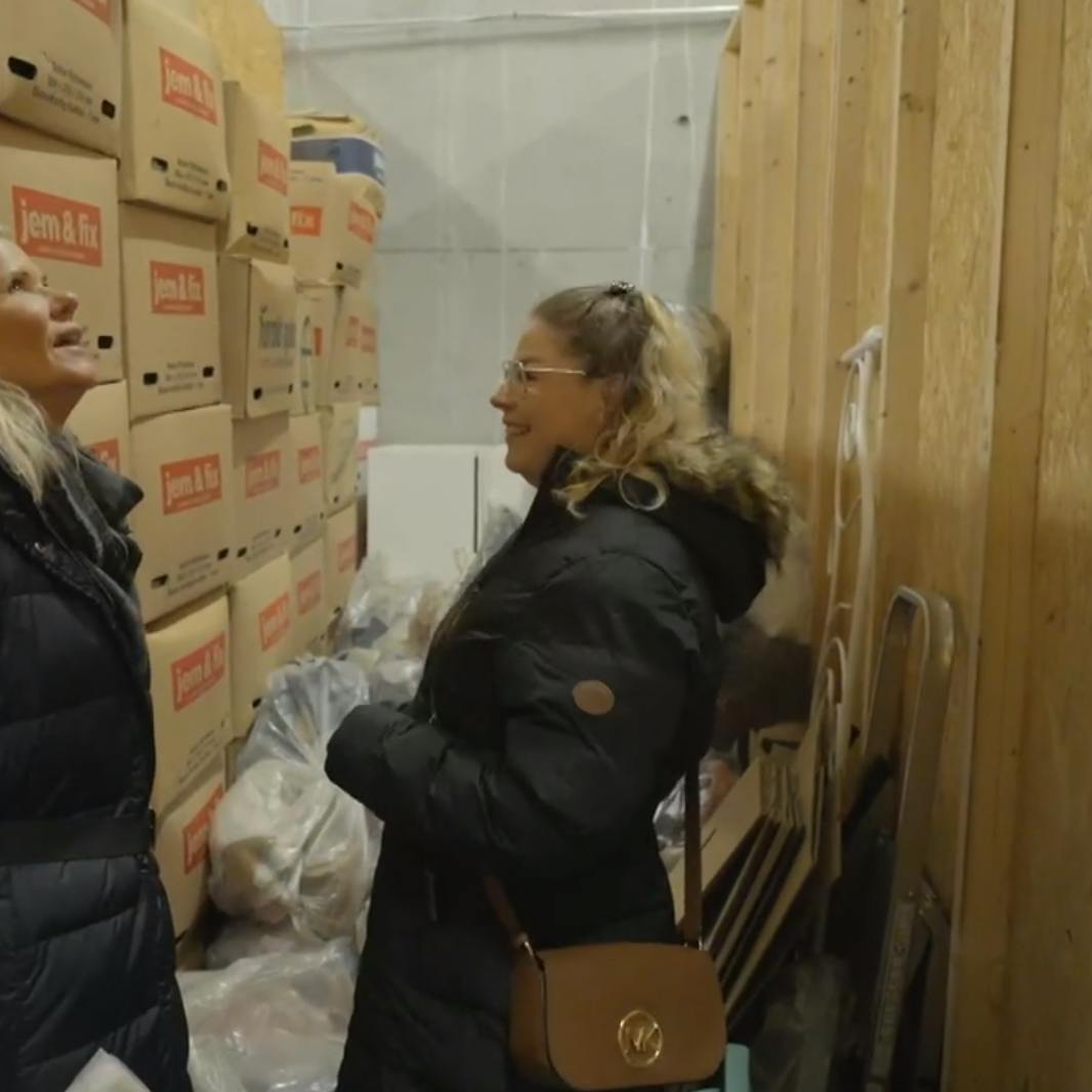 -Hvordan kan du have 13 kasser julepynt og ikke noget hjem, lyder det chokeret fra "Luksusfælden"-ekspert Mette Reismann, da hun besøger Tanja fra Randers i hendes depotrum.