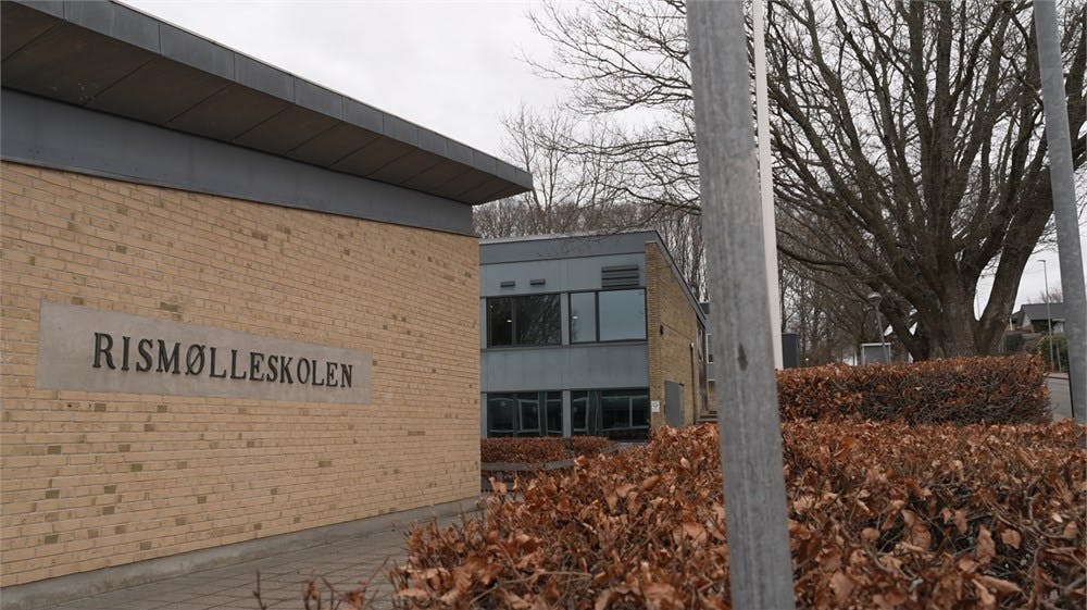 10-årige Isabella Solberg måtte sidde alene og spise sin madpakke i frostvejret, fordi hun valgte skolens vegetariske madordning fra. Hendes far kalder behandlingen for rystende og mener, at datteren blev gjort "forkert" af skolen.