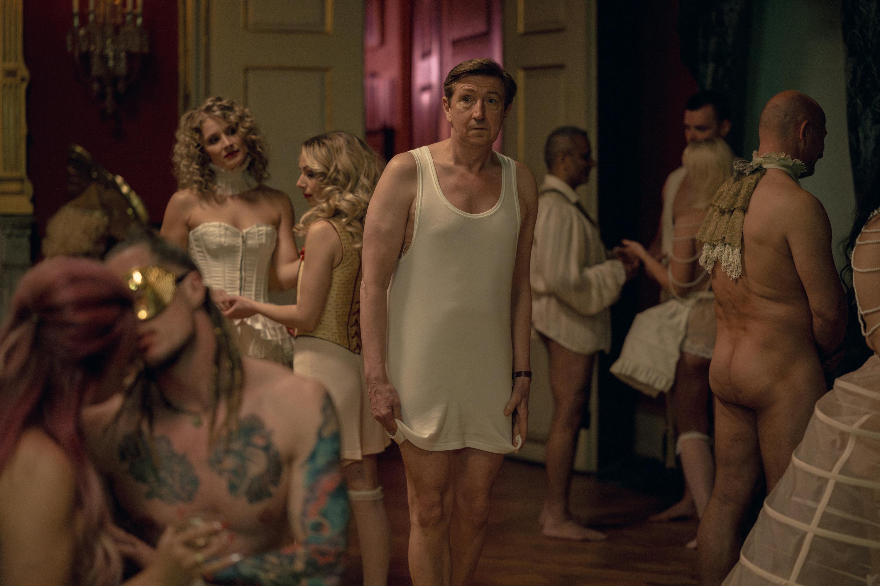 I "Klassefesten 4 - Venner for livet" er de fire hovedpersoner blandt andet på swingerklub.