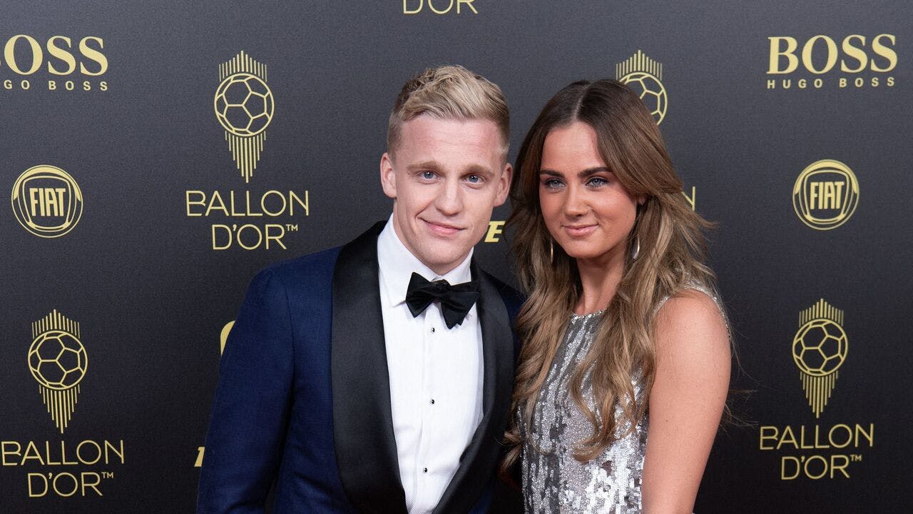 Fodboldstjernen Donny van de Beek har været en tur på knæ foran kæresten, Estelle Bergkamp. Og heldigvis sagde kendisdatteren "ja".