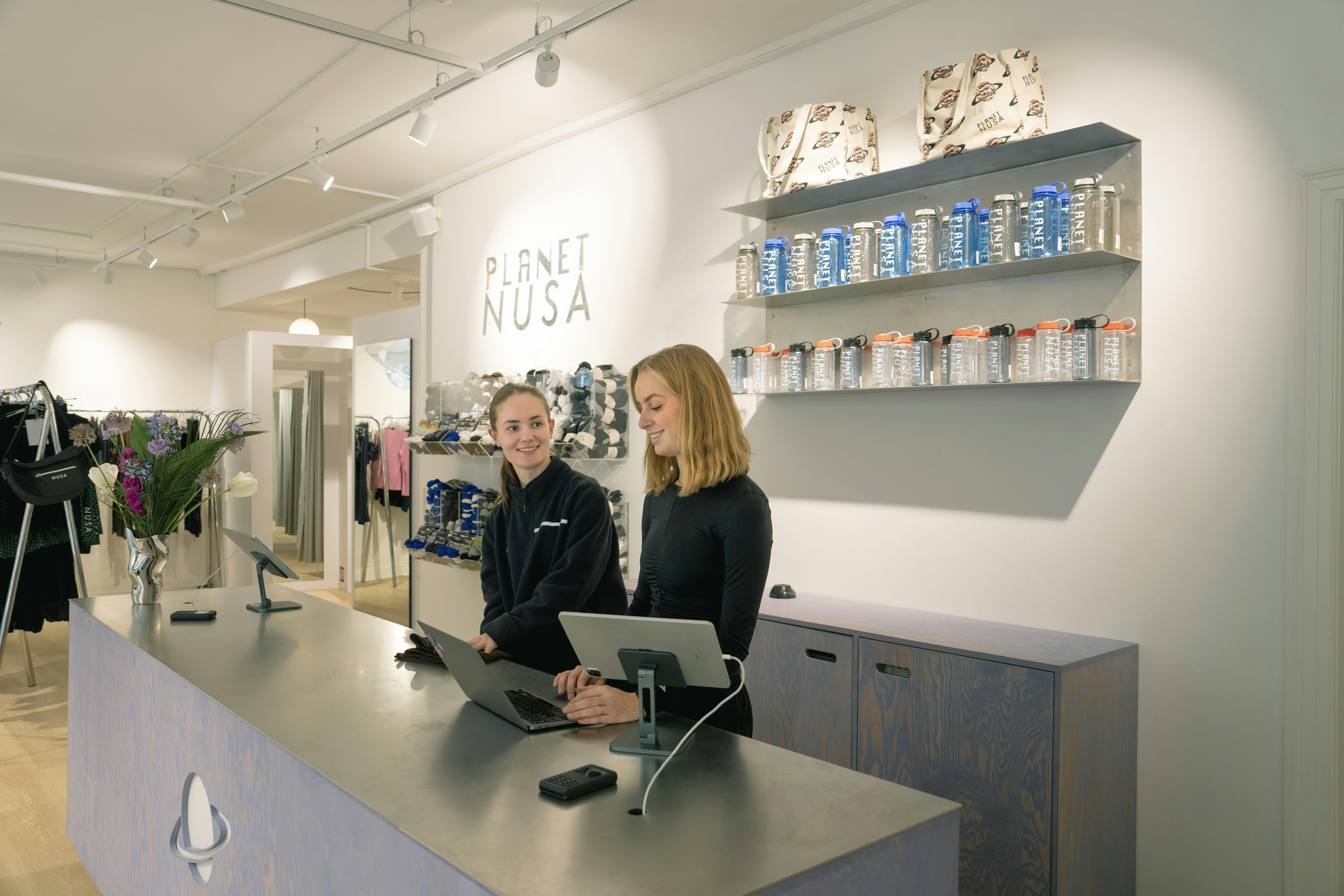 Mille Skat Jensen og Kristine Esmer stiftede tøjvirksomheden Planet Nusa uden at vide noget om, hvordan man bygger en virksomhed op og finder kapital. I dag omsætter de for 22 millioner kroner. Men vejen til en succesfuld virksomhed har ikke været nem. Interview ifb Talent 100