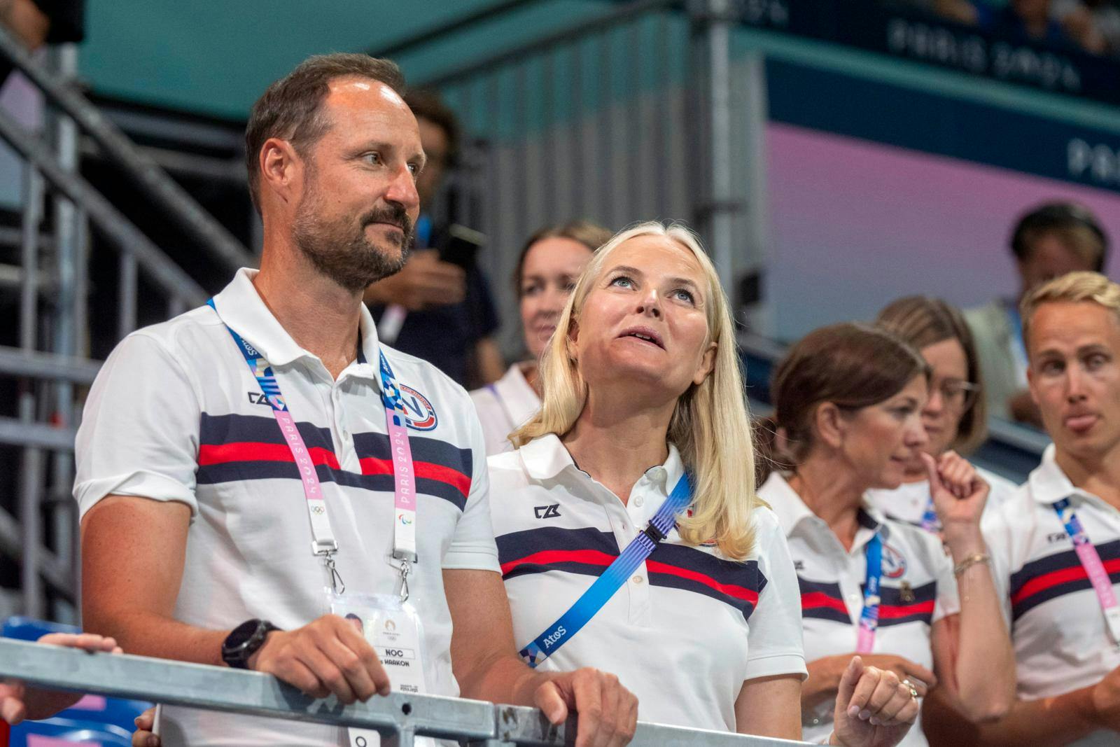 Rejsen er aflyst - den norske kronprinsesse bliver hjemme, mens Epstein-forbindelserne ruller i medierne.