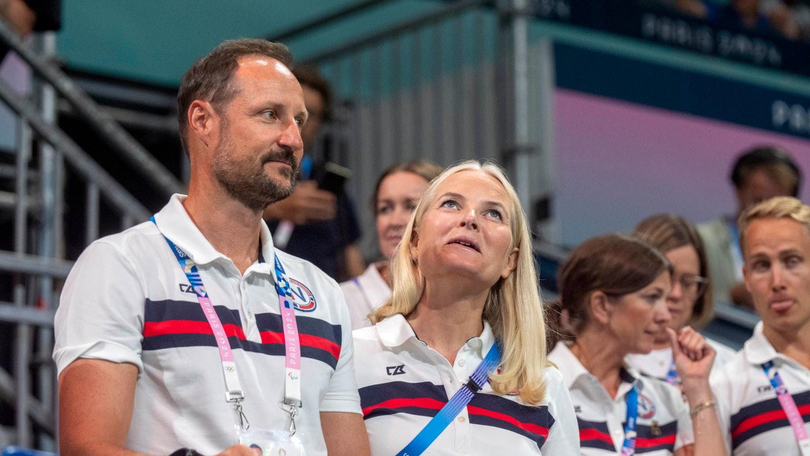 Rejsen er aflyst - den norske kronprinsesse bliver hjemme, mens Epstein-forbindelserne ruller i medierne.