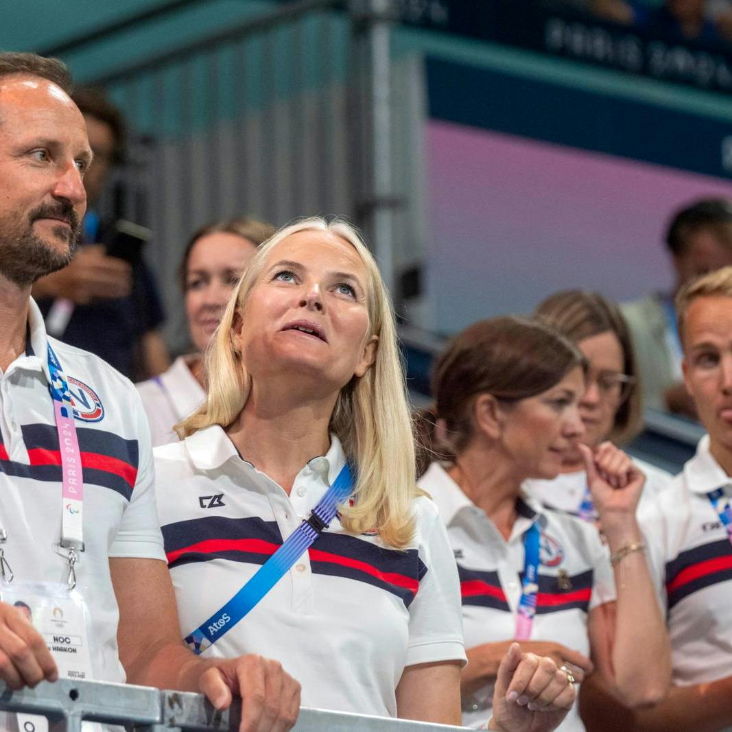 Rejsen er aflyst - den norske kronprinsesse bliver hjemme, mens Epstein-forbindelserne ruller i medierne.