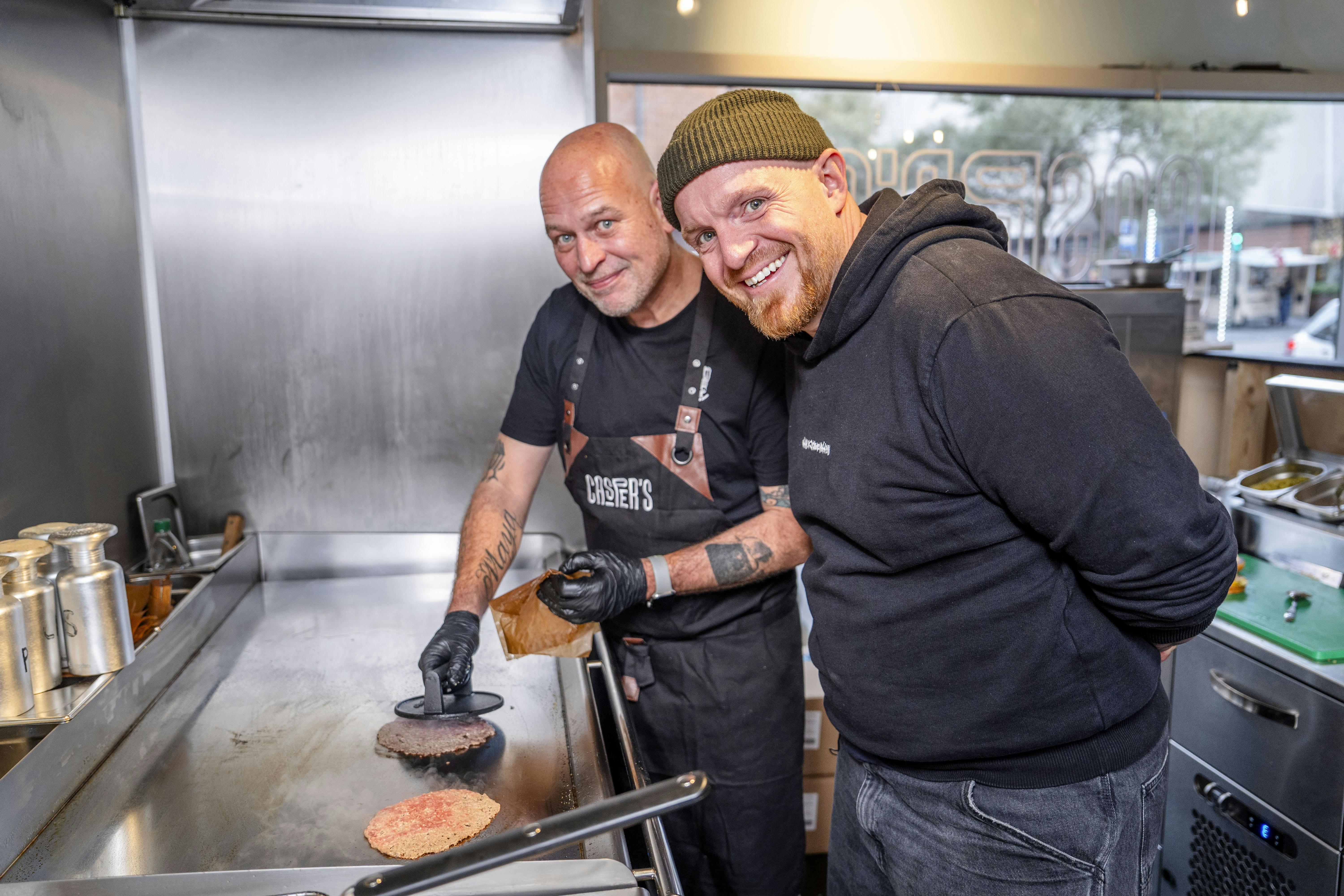 Ansigtet udadtil skred selv fra forretningen mandag, og nu bliver de ansatte tvunget samme vej.