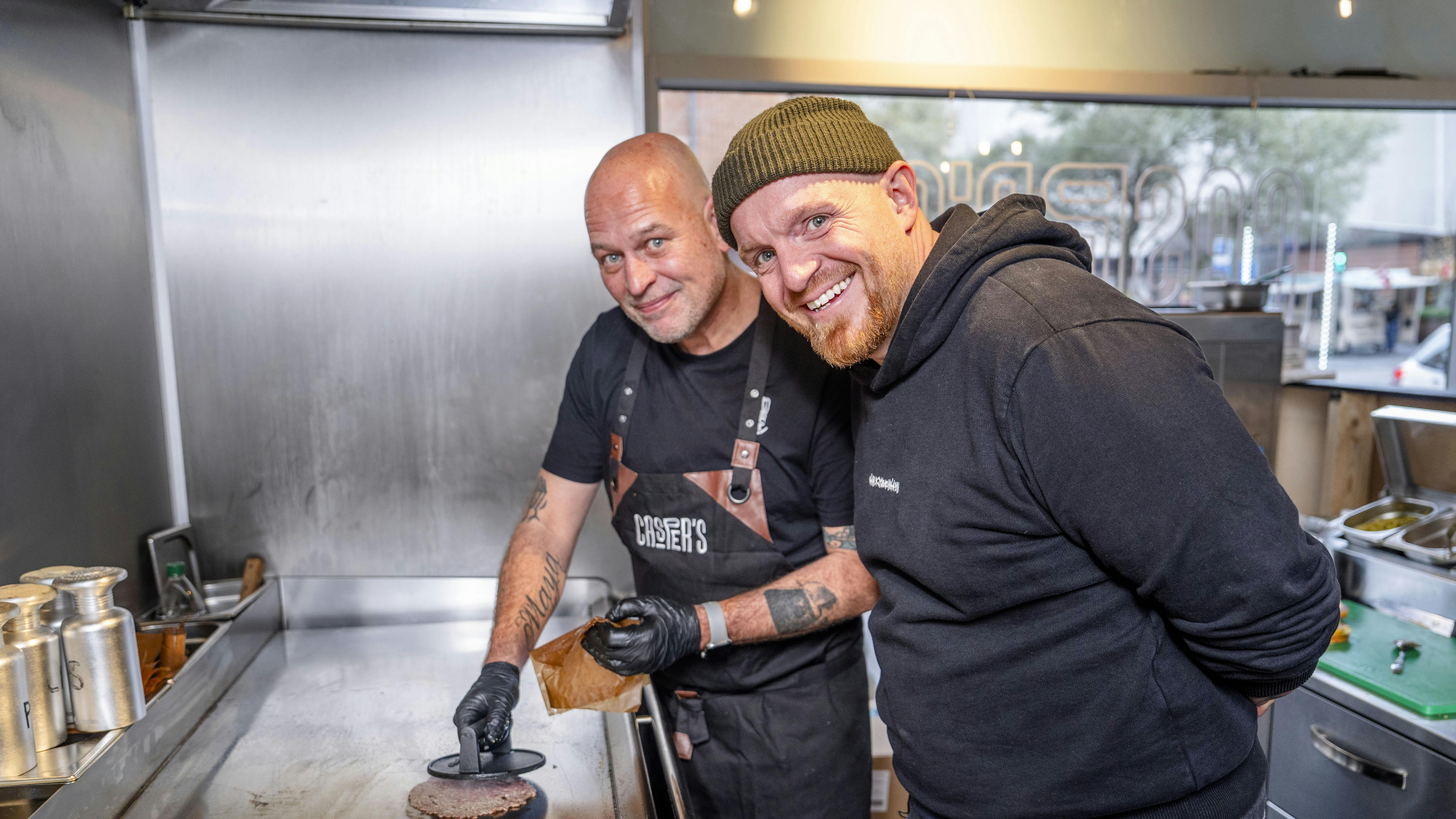 Ansigtet udadtil skred selv fra forretningen mandag, og nu bliver de ansatte tvunget samme vej.