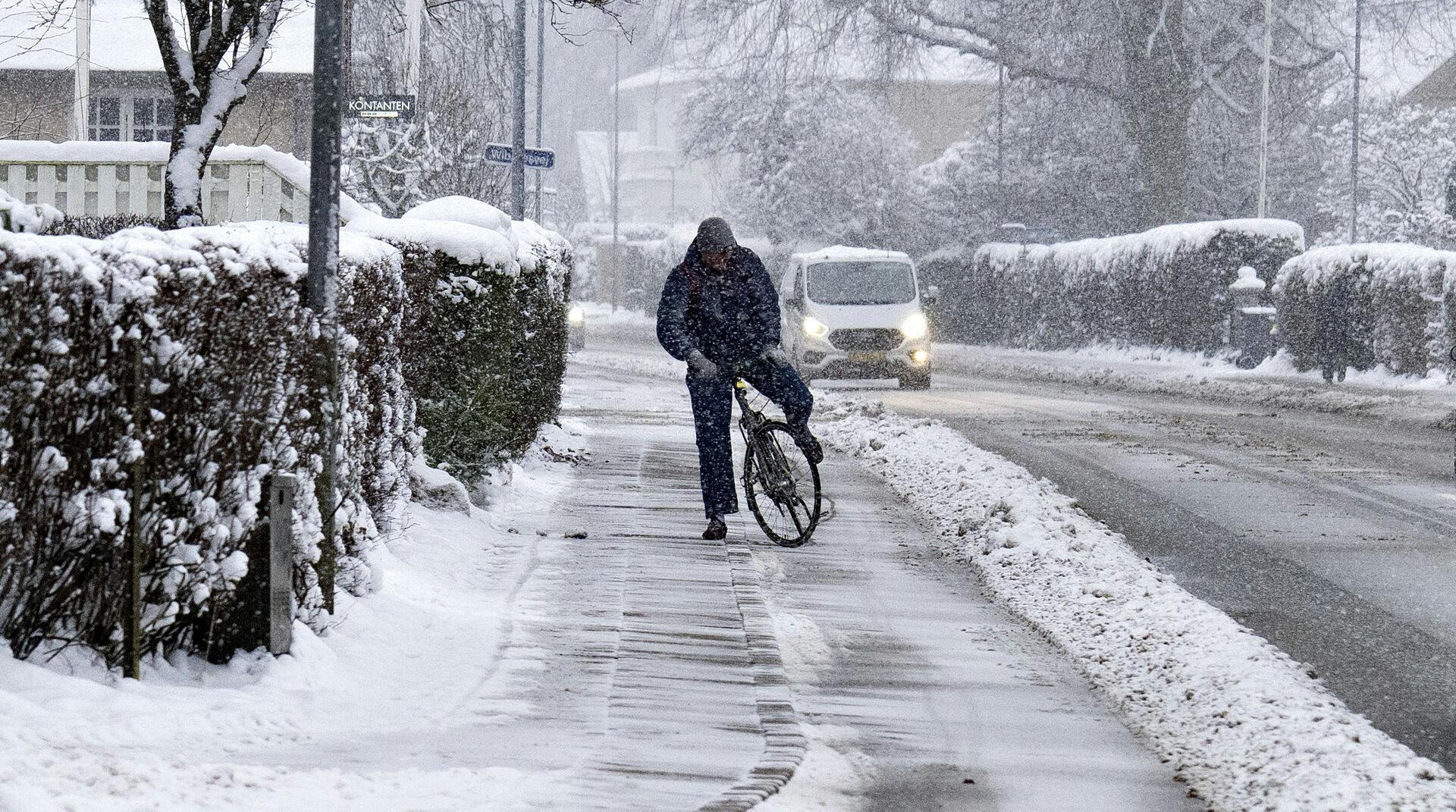 Nord- og Midtjylland står over for op mod 30 cm sne og voldsom fygning torsdag eftermiddag. Myndighederne opfordrer bilister til at overveje, om de kan blive hjemme, da sigtbarheden forventes at forsvinde helt efter klokken 15.