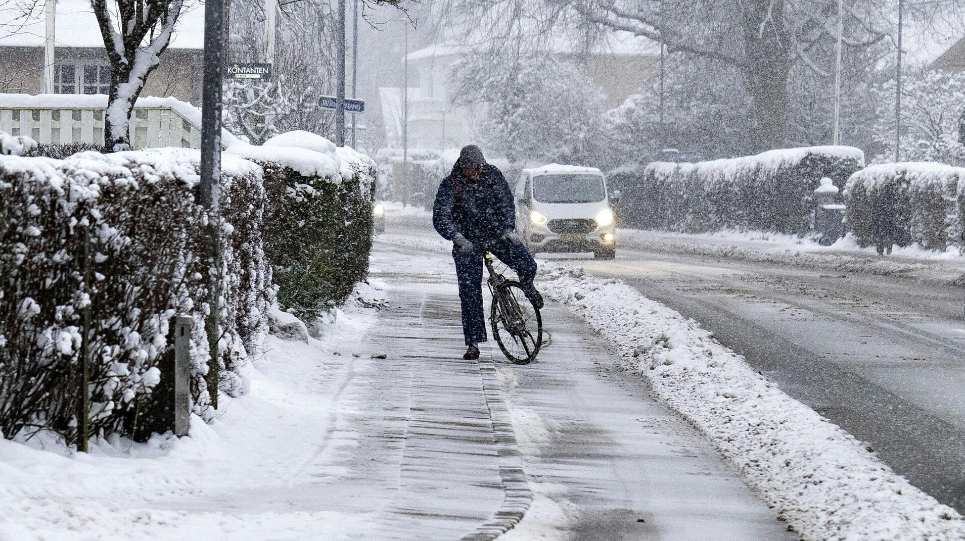 Nord- og Midtjylland står over for op mod 30 cm sne og voldsom fygning torsdag eftermiddag. Myndighederne opfordrer bilister til at overveje, om de kan blive hjemme, da sigtbarheden forventes at forsvinde helt efter klokken 15.