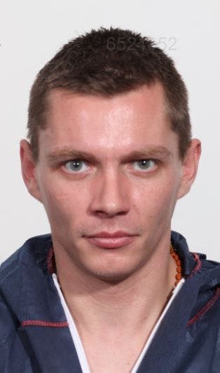 Her ses den efterlyste på det første billede, som politiet delte af ham.