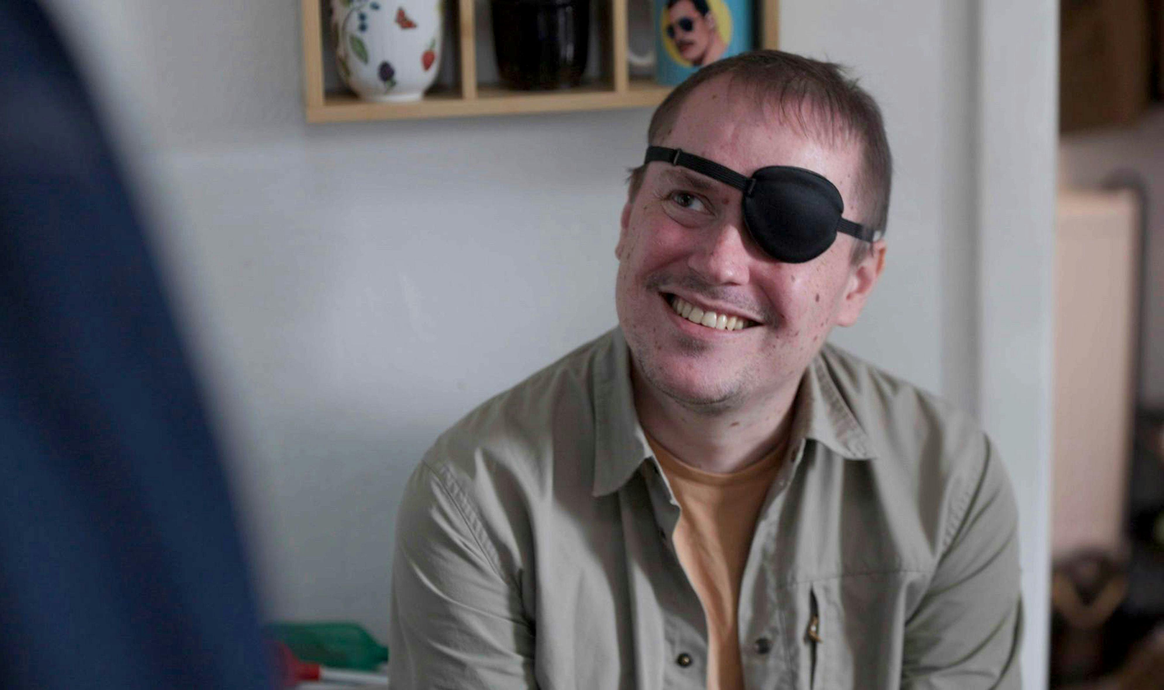 Nick Mønsted fra Silkeborg er uhelbredelig syg med kræft og fortæller i DR-programmet "Min sidste gave", at han bruger humor til at komme igennem hverdagen. 