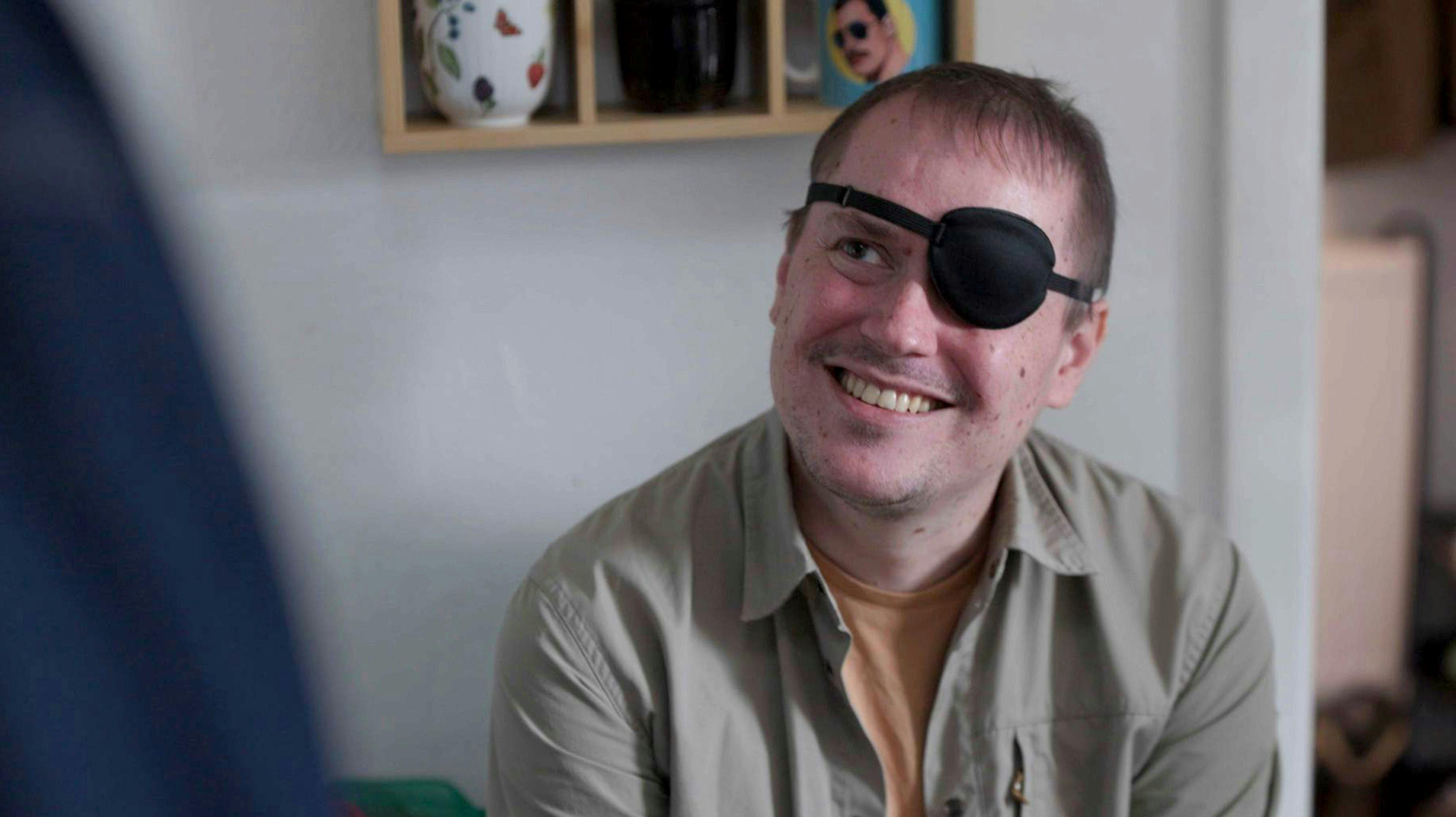 Nick Mønsted fra Silkeborg er uhelbredelig syg med kræft og fortæller i DR-programmet "Min sidste gave", at han bruger humor til at komme igennem hverdagen.