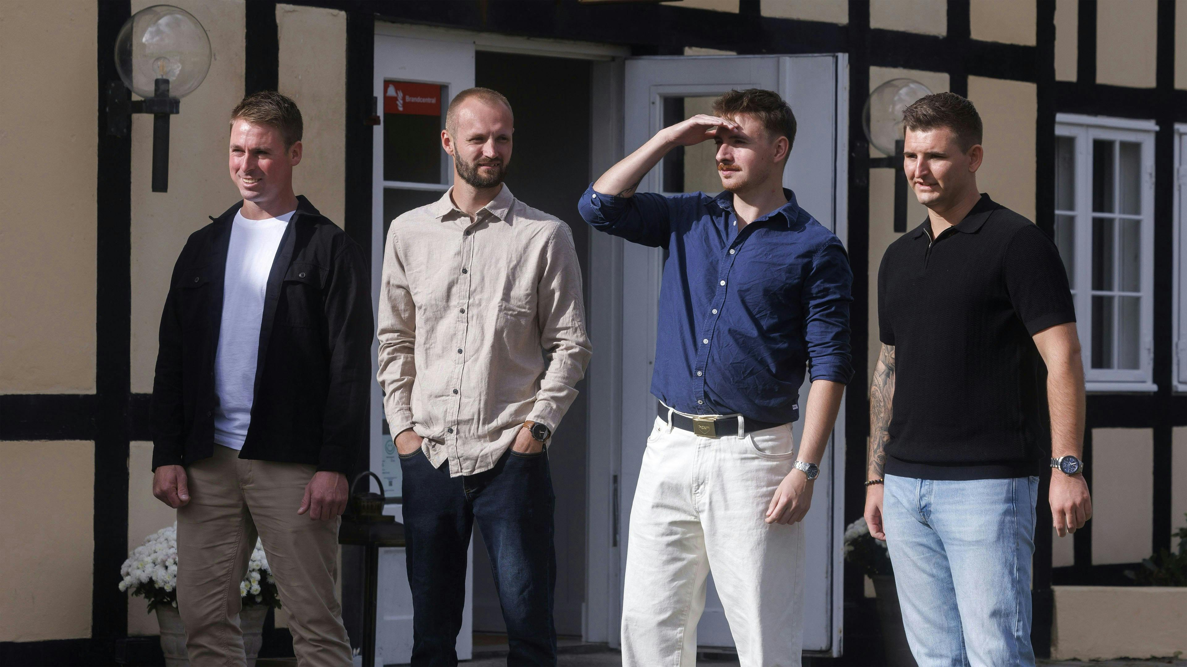 Christian Kjærsgaard (nummer to fra venstre) er den eneste af de fire hovedpersoner, der er far. Og det får bejlerne til at gå ham på klingen i sæson syv af "Kærlighed hvor kragerne vender".