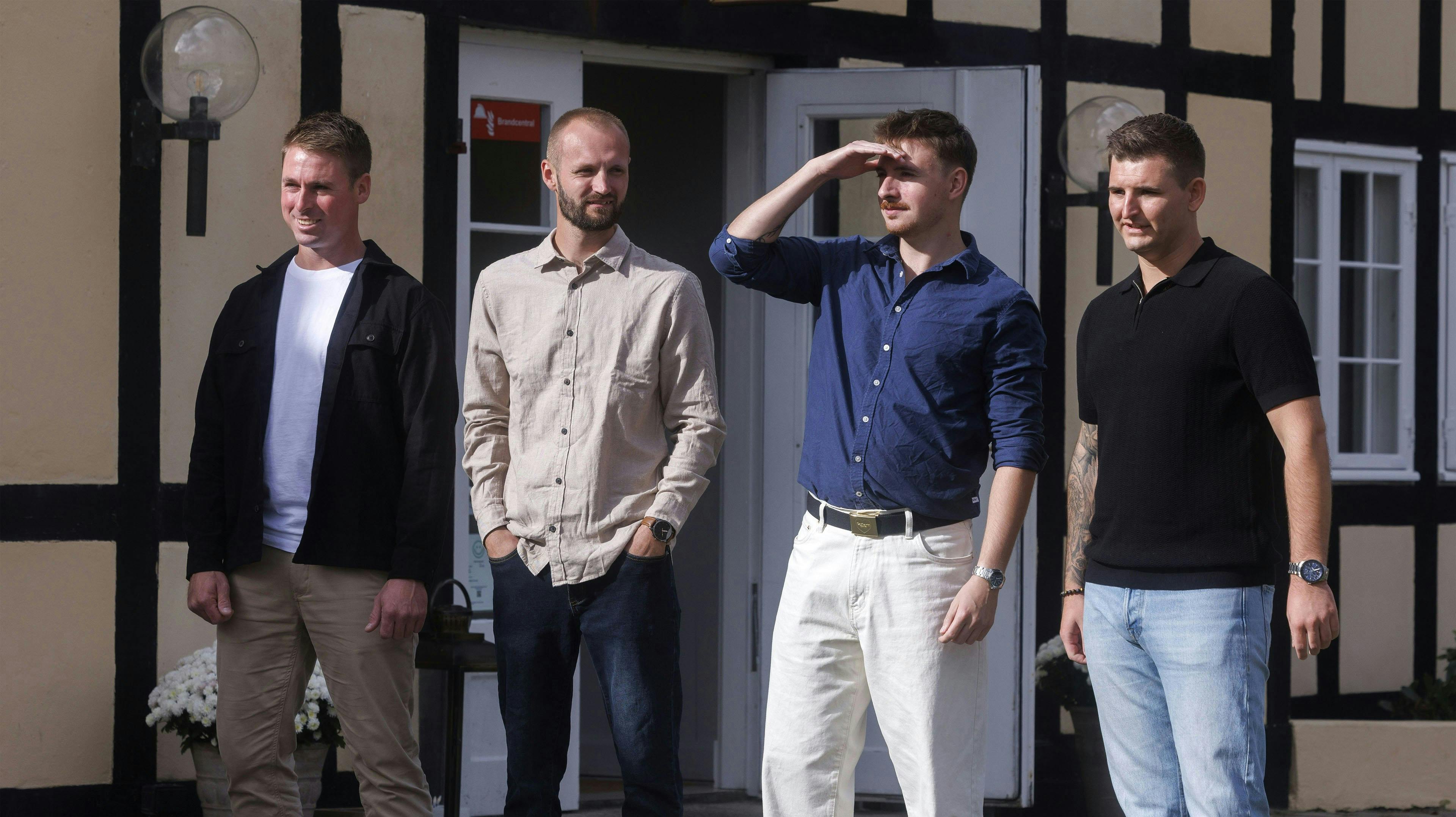 Christian Kjærsgaard (nummer to fra venstre) er den eneste af de fire hovedpersoner, der er far. Og det får bejlerne til at gå ham på klingen i sæson syv af "Kærlighed hvor kragerne vender".