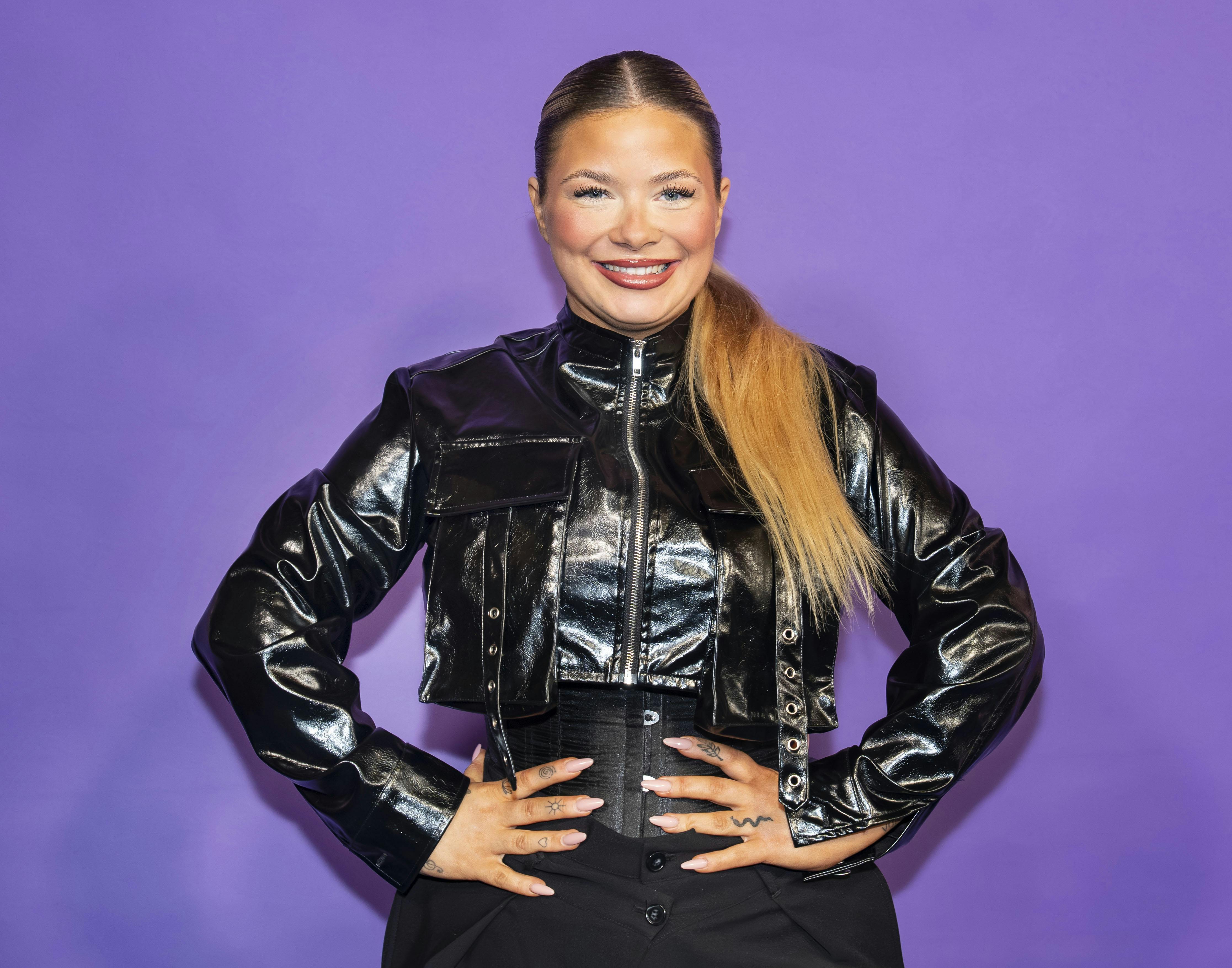 Færøske Sissal, der stillede op for Danmark i Eurovision 2025, tørrer røv med konkurrenterne i Dansk Melodi Grand Prix 2026 på musikstreamingtjenesten Spotify.