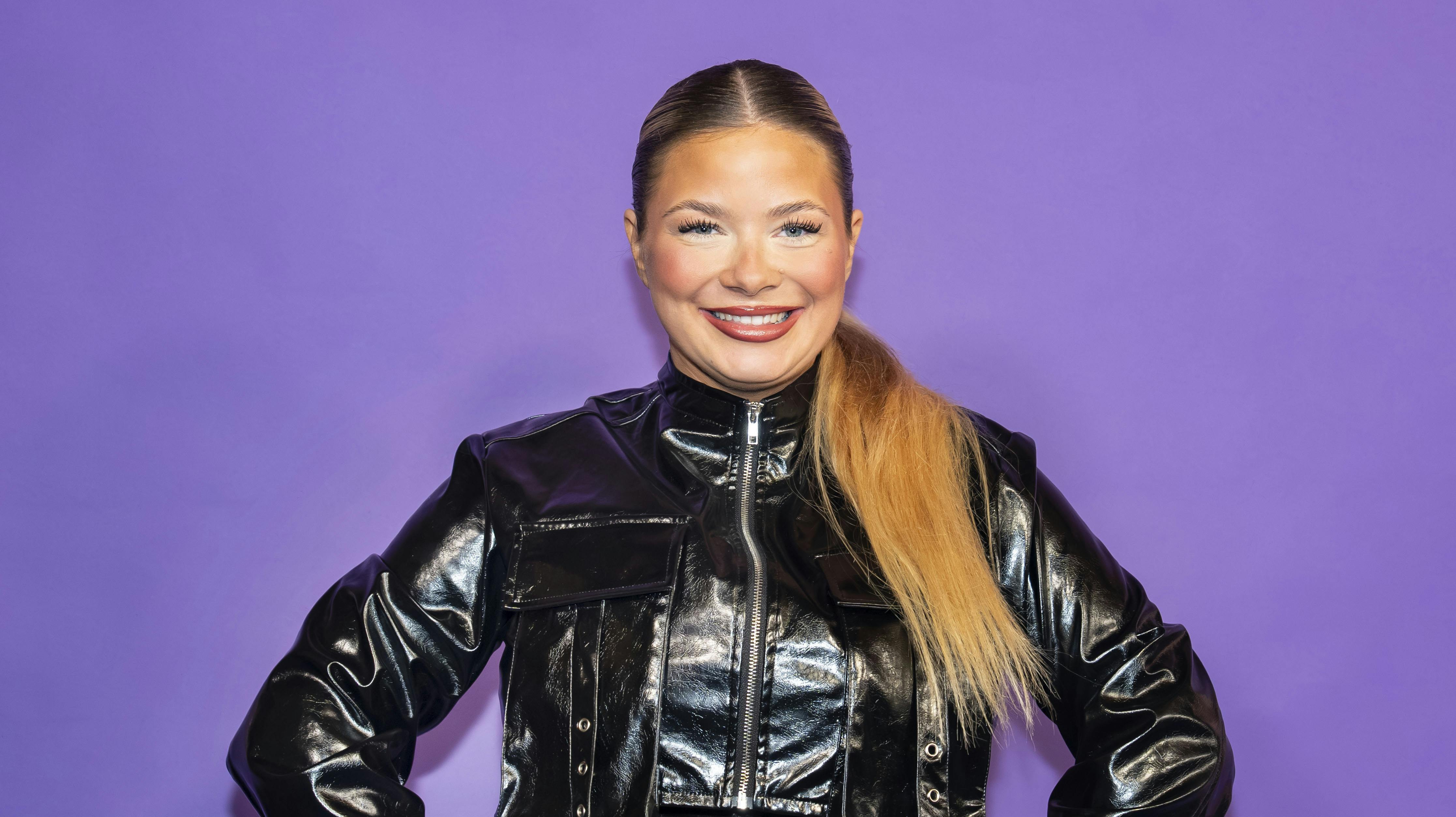 Færøske Sissal, der stillede op for Danmark i Eurovision 2025, tørrer røv med konkurrenterne i Dansk Melodi Grand Prix 2026 på musikstreamingtjenesten Spotify.