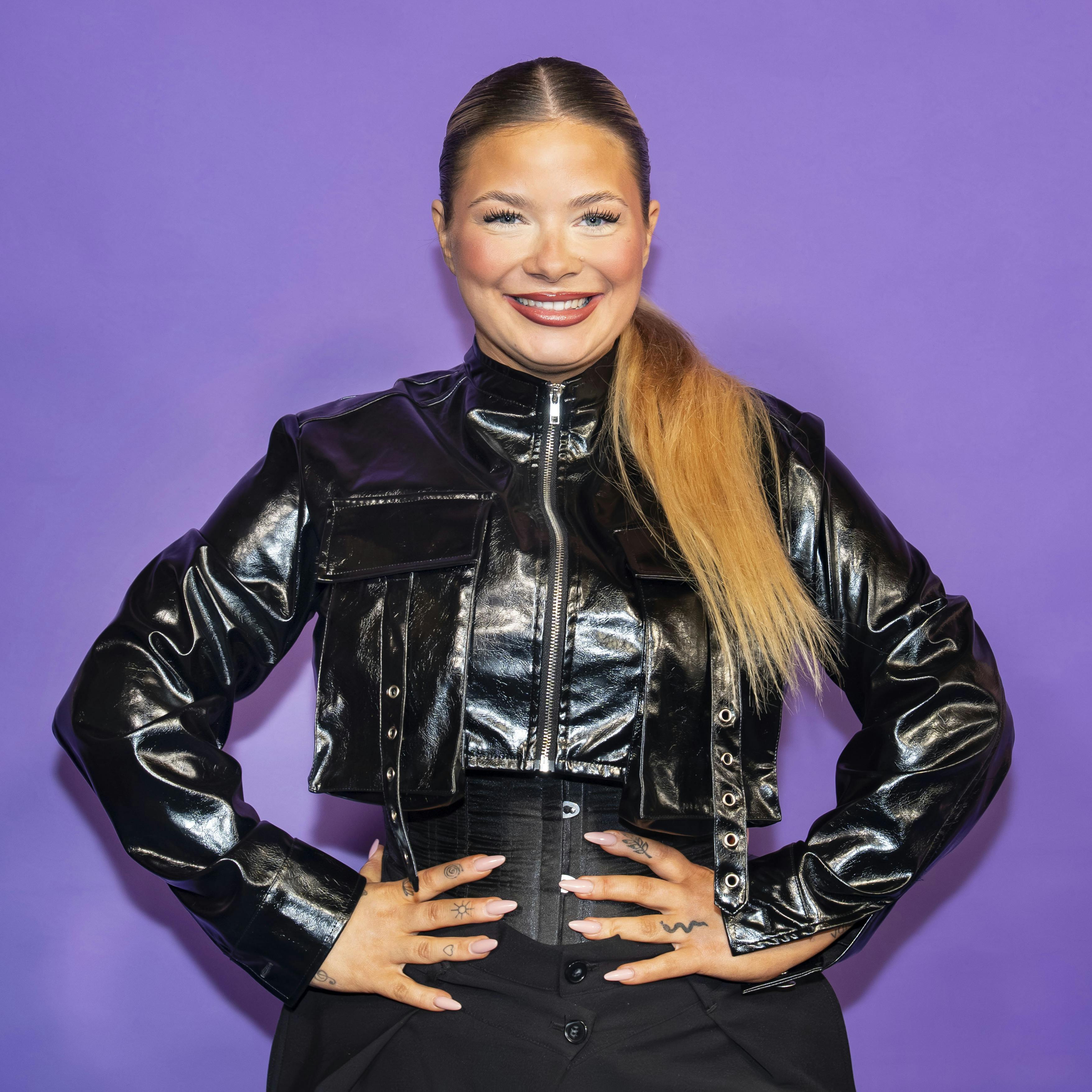 Færøske Sissal, der stillede op for Danmark i Eurovision 2025, tørrer røv med konkurrenterne i Dansk Melodi Grand Prix 2026 på musikstreamingtjenesten Spotify.