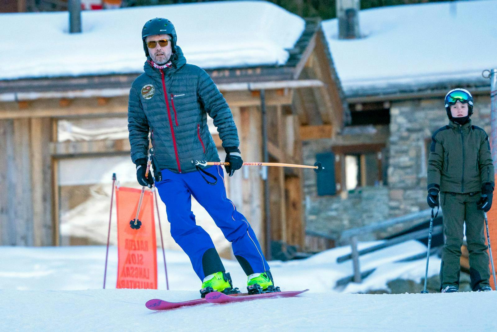Kongen har forladt landet på Marys fødselsdag og overlader magten til kronprinsen og senere på måneden sin mor.