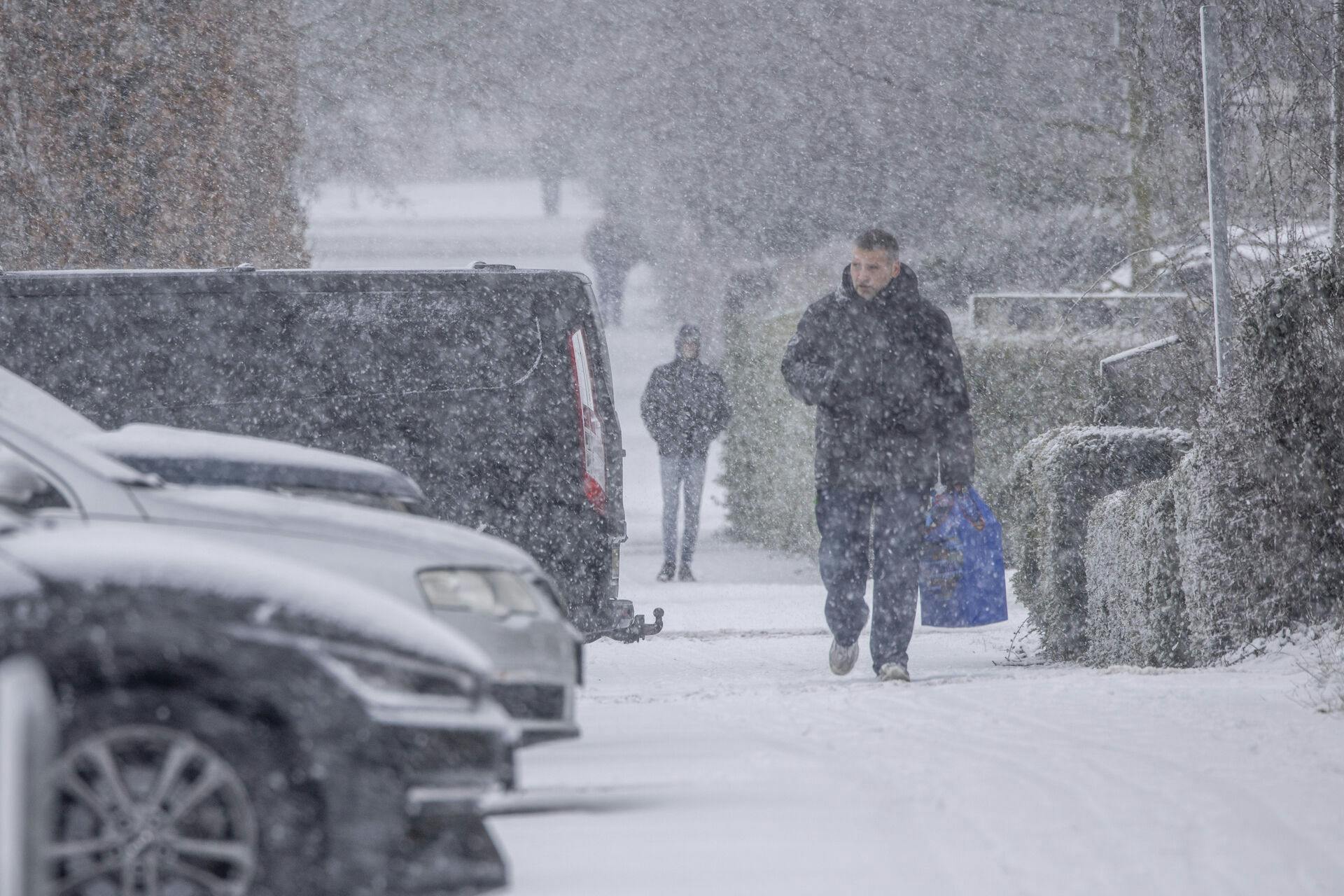 Det kan blive nogle trælse 24 timer i Danmark. I hvert fald hvis man ikke er fan af sne og blæsende kulde.