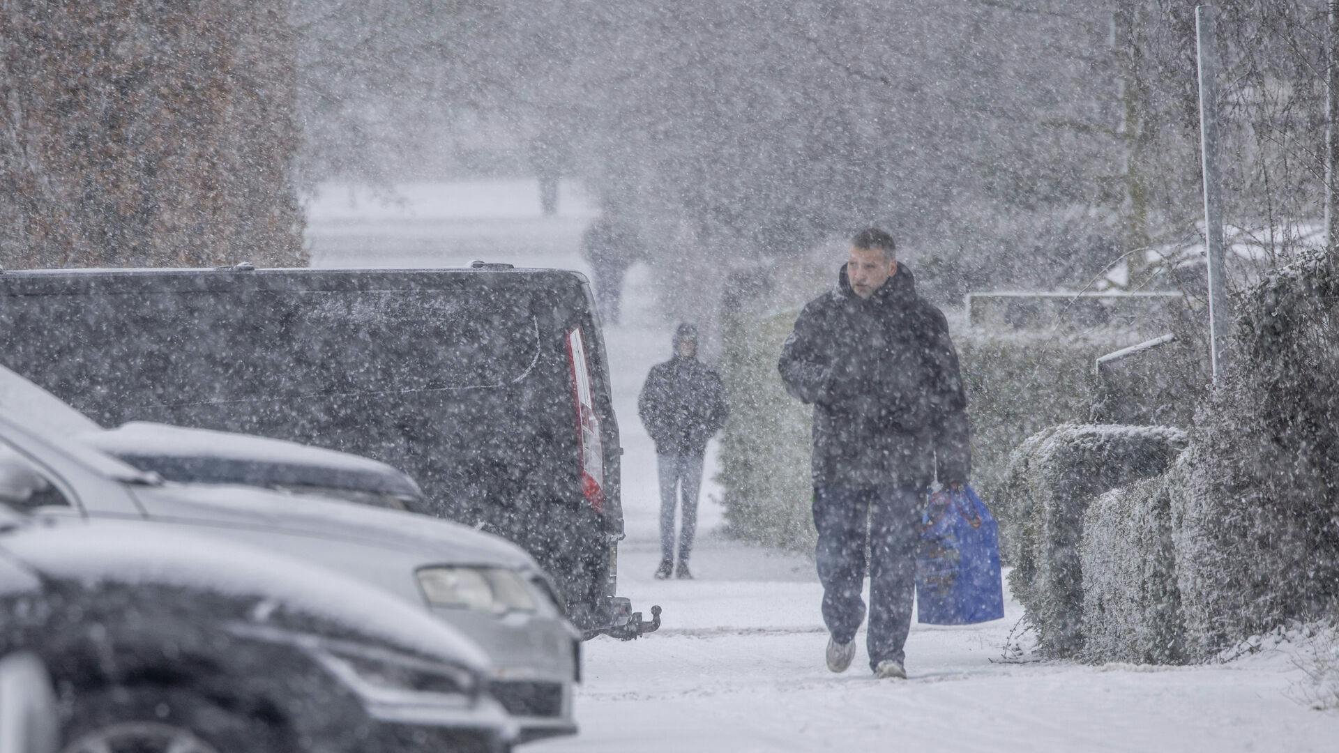 Det kan blive nogle trælse 24 timer i Danmark. I hvert fald hvis man ikke er fan af sne og blæsende kulde.