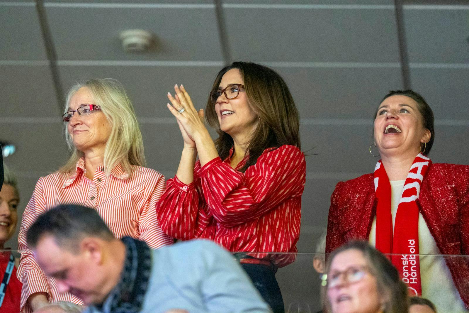 Mette Frederiksen kan holde det høje humør kørende lidt endnu. Men måske forsvinder smilet i næste måned, hvor flere politiske kommentatorer forventer, at der kommer folketingsvalg.