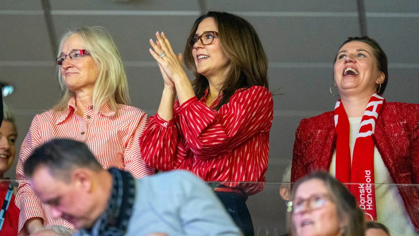 Mette Frederiksen kan holde det høje humør kørende lidt endnu. Men måske forsvinder smilet i næste måned, hvor flere politiske kommentatorer forventer, at der kommer folketingsvalg.