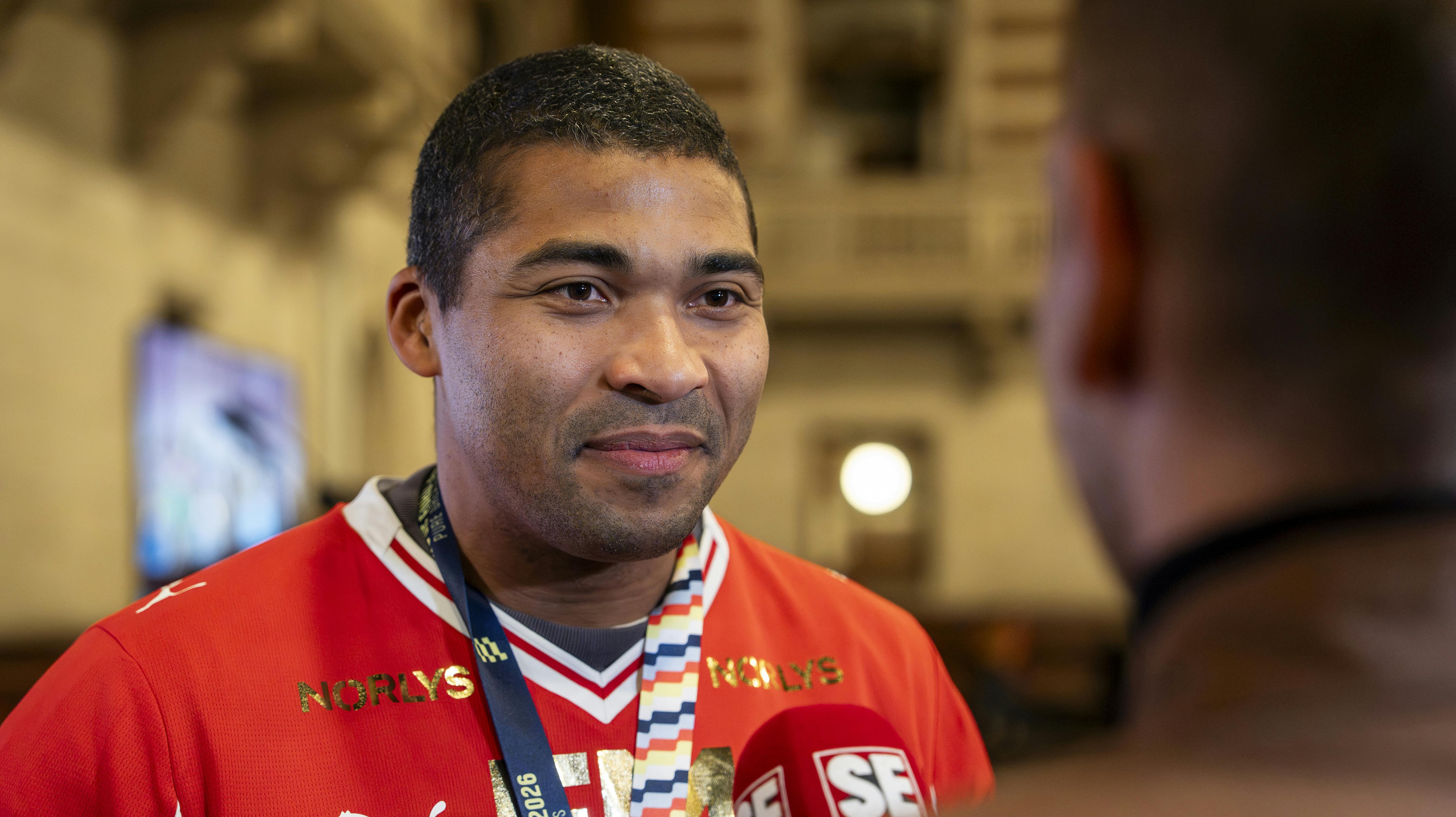 34-årige Mads Mensah har spillet sin sidste landskamp. Han stopper i den grad på toppen som OL-, VM- og EM-mester. 